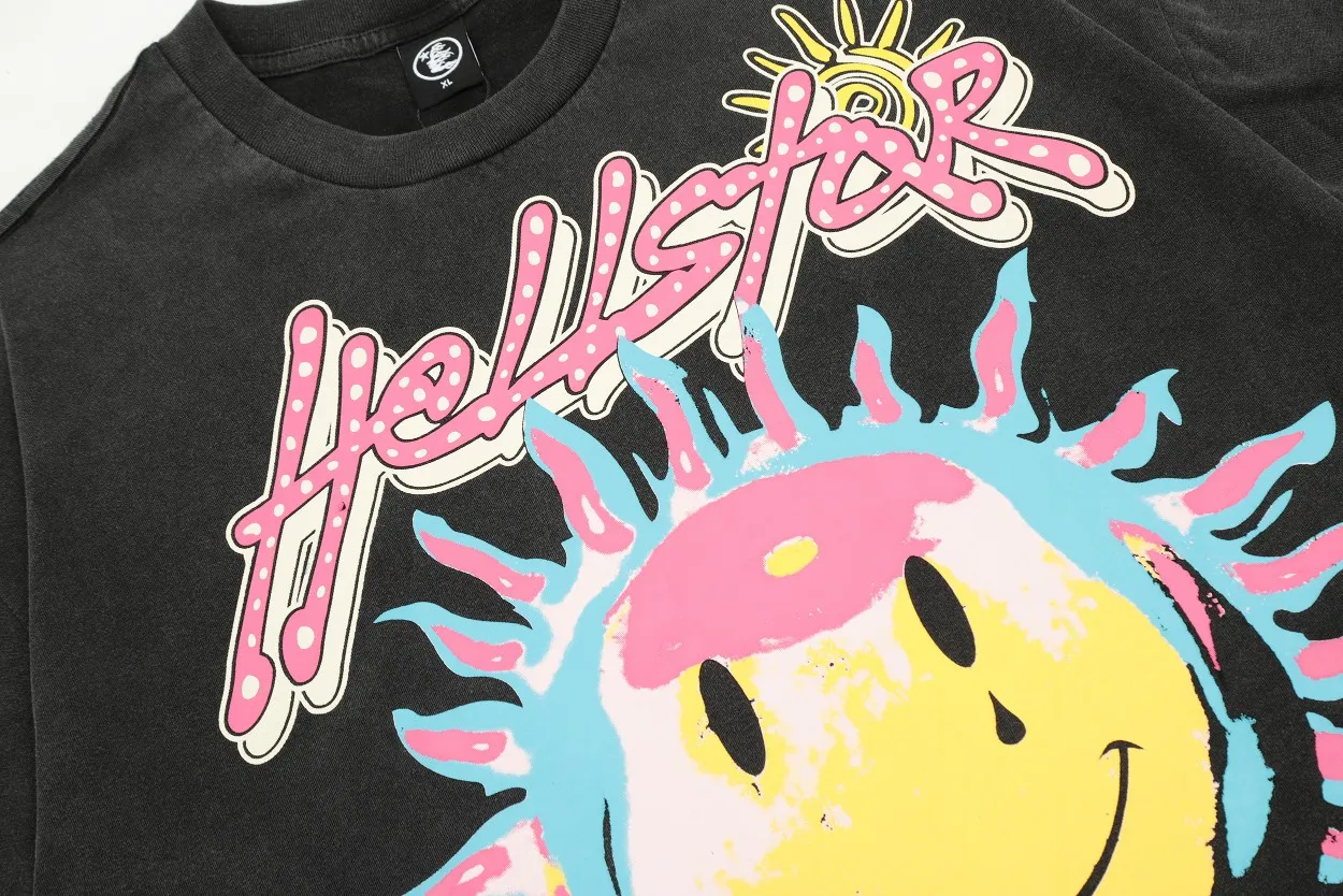 P134 Hellstar Studios Sun Short Sleeve Tee Shirt Black Short Sleeve T-shirt The new hot beauty trend Hellstar! Standard beauty and trendy workmanship, original customization (fabric, pattern, printing, hang tag, main mark, etc.), exaggerated style, explosive style, dare to break through tradition, bring adventurous new fashion experience!   YoungBoy, the most popular rapper in the youth circle, has shot a lot of models for him, and celebrities such as Dababy and Swae Lee frequently get dressed!   color: Vintage Black (washed black) size: S, M, L, XL