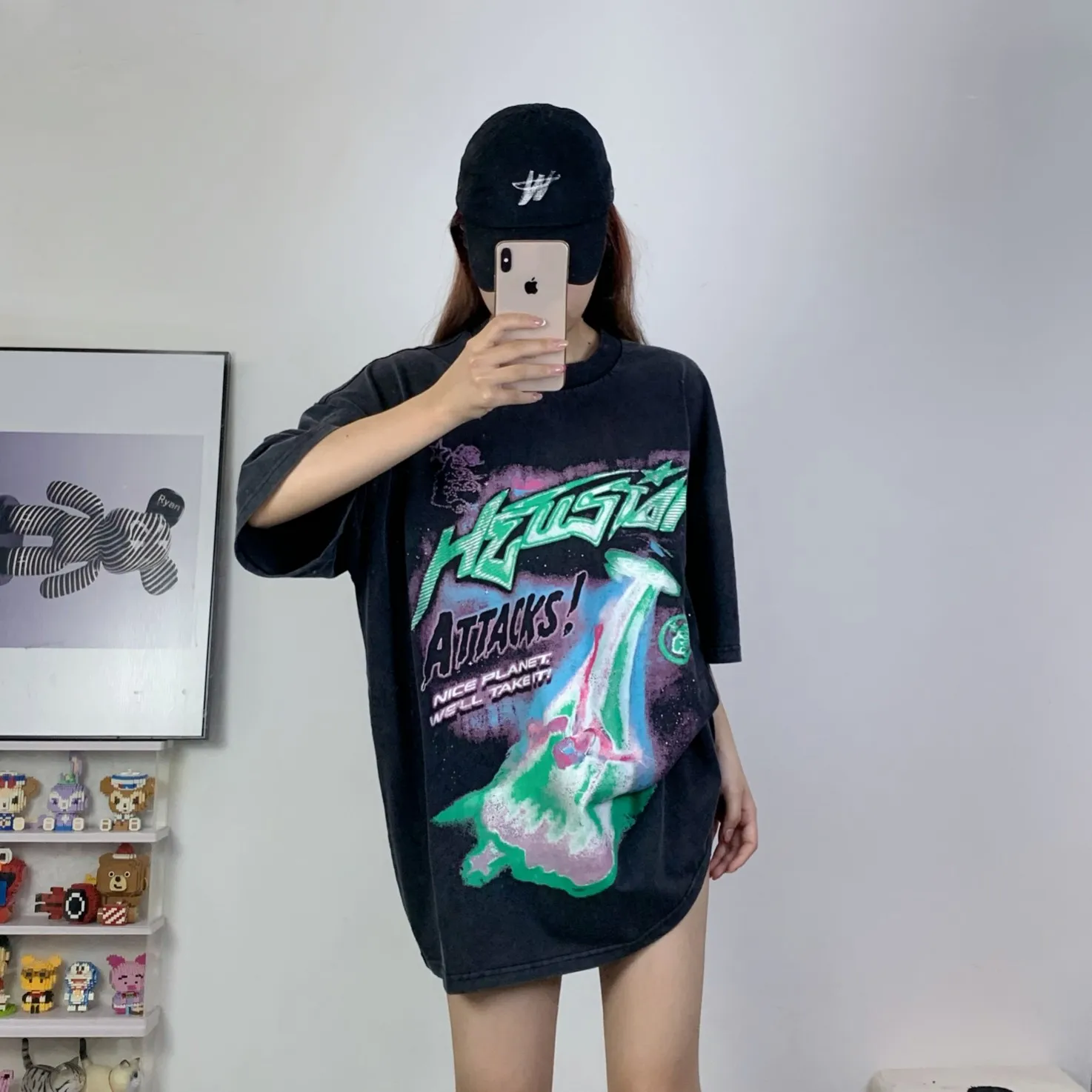 P134 Hellstar Attacks T-Shirt Short-sleeved T-shirt The new hot beauty trend Hellstar!  Standard beauty and trendy workmanship, original customization (fabric, pattern, printing, hang tag, main mark, etc.), exaggerated style, explosive style, dare to break through tradition, bring adventurous new fashion experience!  YoungBoy, the most popular rapper in the youth circle, has shot a lot of models for him, and celebrities such as Dababy and Swae Lee frequently get dressed!  color: Vintage Black (washed black) size: S, M, L, XL