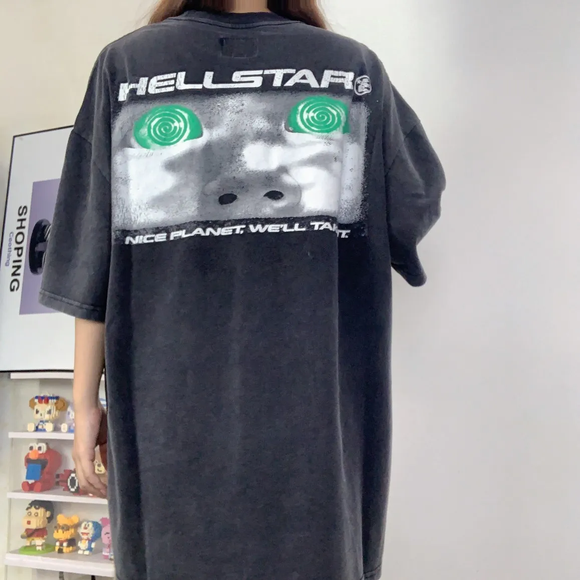 P134 Hellstar Attacks T-Shirt Short-sleeved T-shirt The new hot beauty trend Hellstar!  Standard beauty and trendy workmanship, original customization (fabric, pattern, printing, hang tag, main mark, etc.), exaggerated style, explosive style, dare to break through tradition, bring adventurous new fashion experience!  YoungBoy, the most popular rapper in the youth circle, has shot a lot of models for him, and celebrities such as Dababy and Swae Lee frequently get dressed!  color: Vintage Black (washed black) size: S, M, L, XL