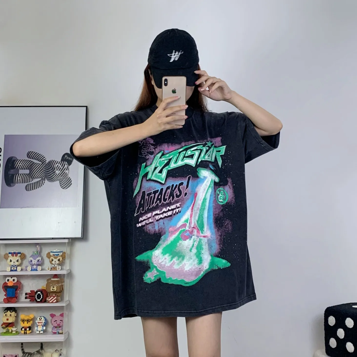 P134 Hellstar Attacks T-Shirt Short-sleeved T-shirt The new hot beauty trend Hellstar!  Standard beauty and trendy workmanship, original customization (fabric, pattern, printing, hang tag, main mark, etc.), exaggerated style, explosive style, dare to break through tradition, bring adventurous new fashion experience!  YoungBoy, the most popular rapper in the youth circle, has shot a lot of models for him, and celebrities such as Dababy and Swae Lee frequently get dressed!  color: Vintage Black (washed black) size: S, M, L, XL
