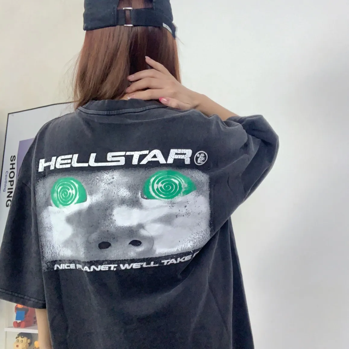 P134 Hellstar Attacks T-Shirt Short-sleeved T-shirt The new hot beauty trend Hellstar!  Standard beauty and trendy workmanship, original customization (fabric, pattern, printing, hang tag, main mark, etc.), exaggerated style, explosive style, dare to break through tradition, bring adventurous new fashion experience!  YoungBoy, the most popular rapper in the youth circle, has shot a lot of models for him, and celebrities such as Dababy and Swae Lee frequently get dressed!  color: Vintage Black (washed black) size: S, M, L, XL