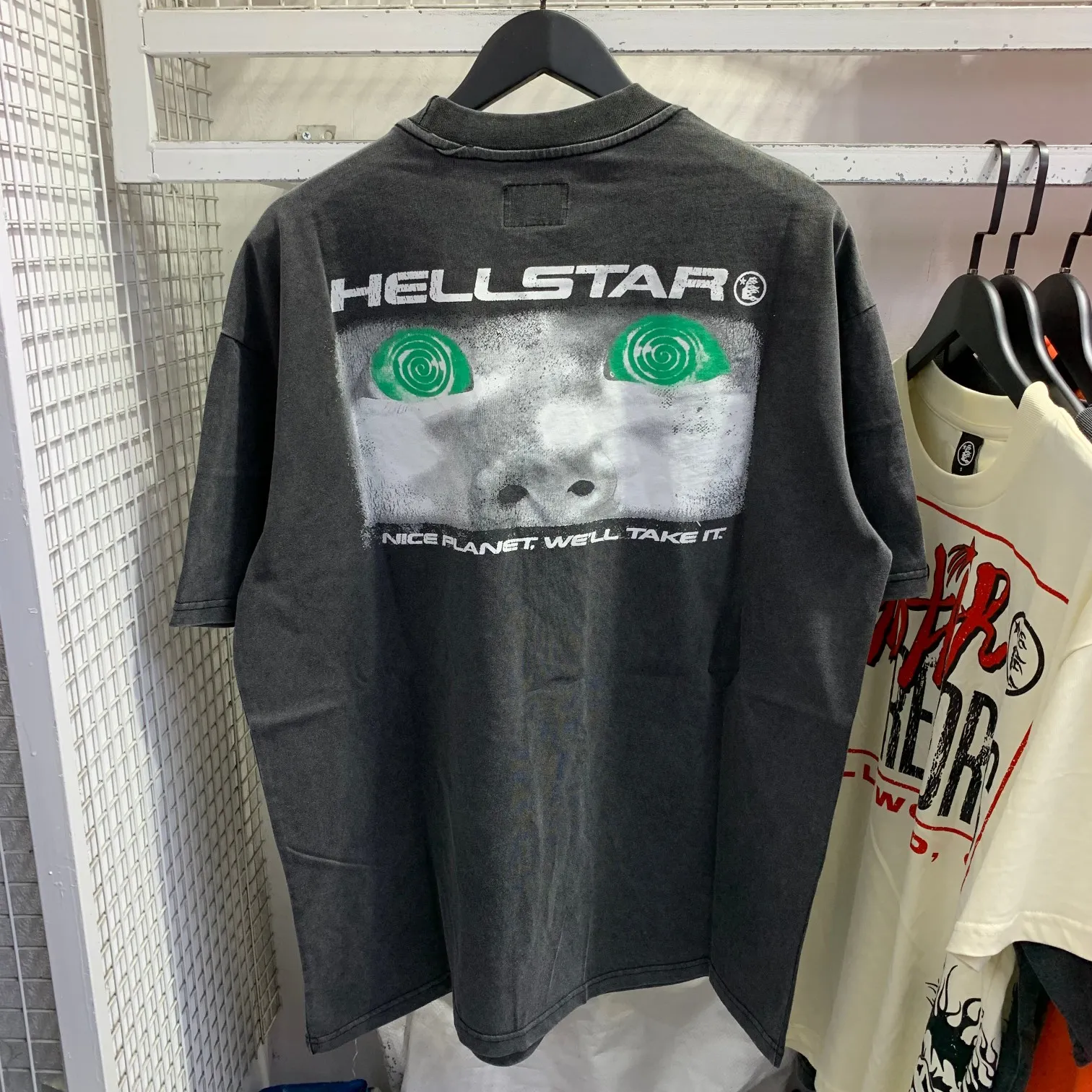 P134 Hellstar Attacks T-Shirt Short-sleeved T-shirt The new hot beauty trend Hellstar!  Standard beauty and trendy workmanship, original customization (fabric, pattern, printing, hang tag, main mark, etc.), exaggerated style, explosive style, dare to break through tradition, bring adventurous new fashion experience!  YoungBoy, the most popular rapper in the youth circle, has shot a lot of models for him, and celebrities such as Dababy and Swae Lee frequently get dressed!  color: Vintage Black (washed black) size: S, M, L, XL