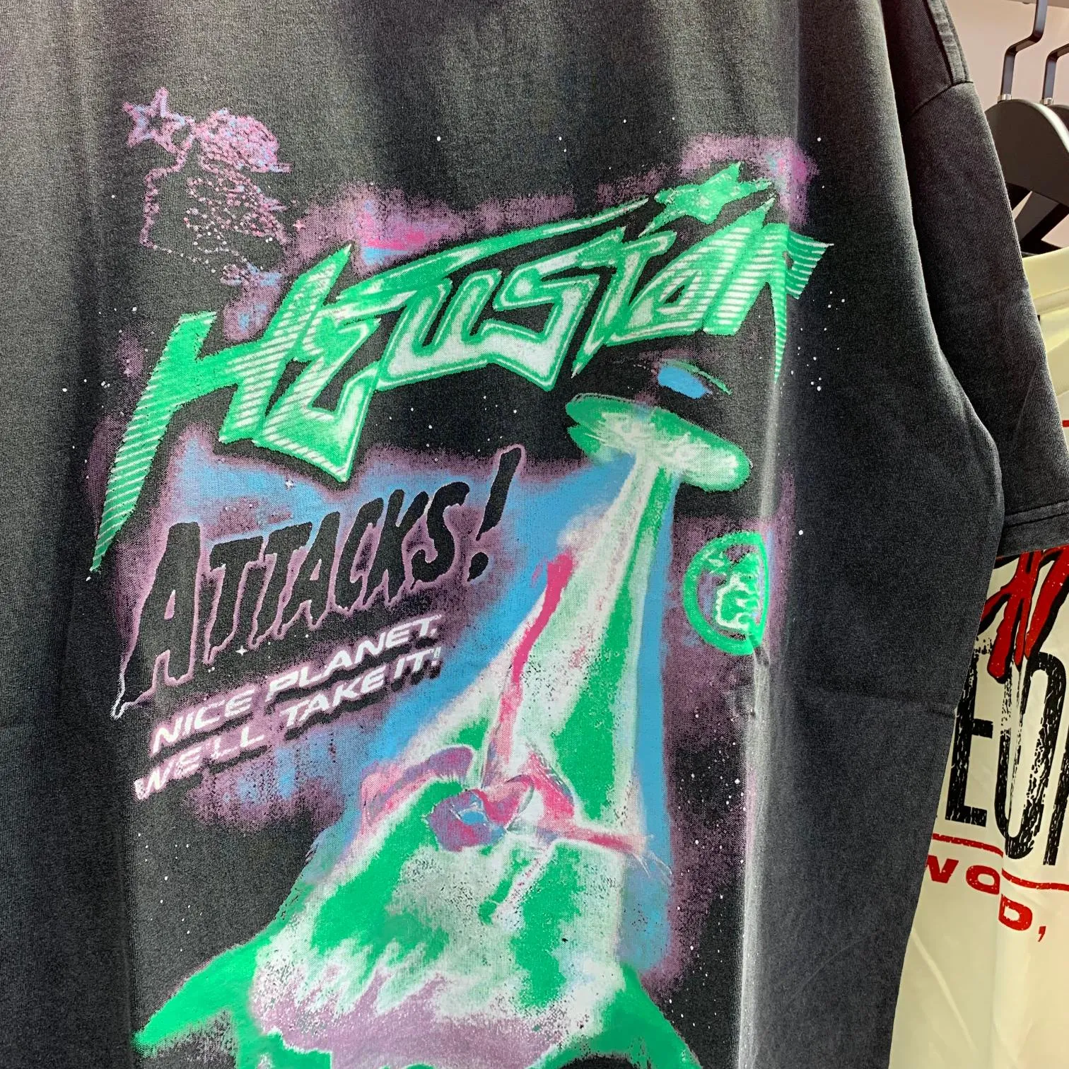 P134 Hellstar Attacks T-Shirt Short-sleeved T-shirt The new hot beauty trend Hellstar!  Standard beauty and trendy workmanship, original customization (fabric, pattern, printing, hang tag, main mark, etc.), exaggerated style, explosive style, dare to break through tradition, bring adventurous new fashion experience!  YoungBoy, the most popular rapper in the youth circle, has shot a lot of models for him, and celebrities such as Dababy and Swae Lee frequently get dressed!  color: Vintage Black (washed black) size: S, M, L, XL