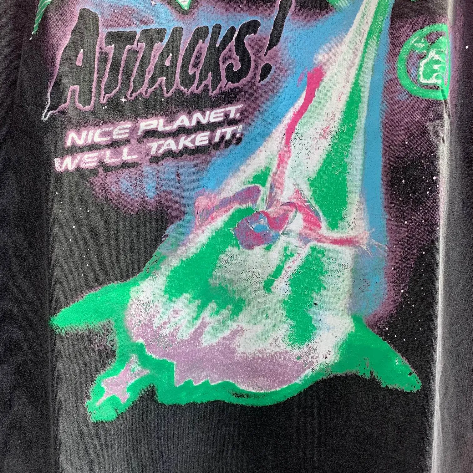P134 Hellstar Attacks T-Shirt Short-sleeved T-shirt The new hot beauty trend Hellstar!  Standard beauty and trendy workmanship, original customization (fabric, pattern, printing, hang tag, main mark, etc.), exaggerated style, explosive style, dare to break through tradition, bring adventurous new fashion experience!  YoungBoy, the most popular rapper in the youth circle, has shot a lot of models for him, and celebrities such as Dababy and Swae Lee frequently get dressed!  color: Vintage Black (washed black) size: S, M, L, XL