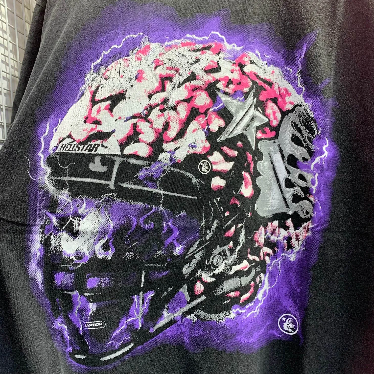 P134 Hellstar Studios Brain Helmet Short Sleeve Tee Shirt Black short-sleeved T-shirt The new hot beauty trend Hellstar!  Standard beauty and trendy workmanship, original customization (fabric, pattern, printing, hang tag, main mark, etc.), exaggerated style, explosive style, dare to break through tradition, bring adventurous new fashion experience!  YoungBoy, the most popular rapper in the youth circle, has shot a lot of models for him, and celebrities such as Dababy and Swae Lee frequently get dressed!  color: Vintage Black (washed black) size: S, M, L, XL