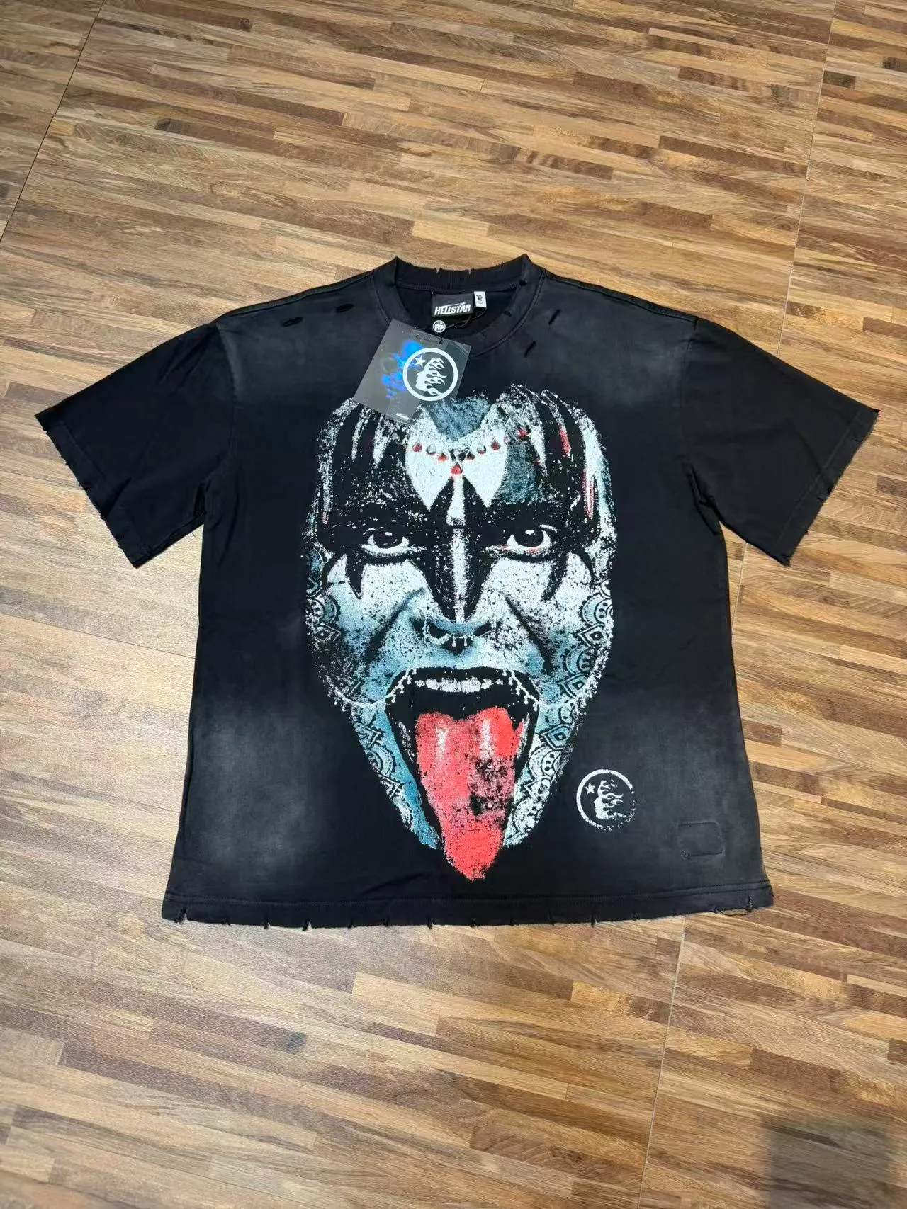 P134 Hellstar/Hellstar (actual shot) Craftsmanship: Washed and sprayed + holes + the whole piece is washed and frayed by hand Cross-border European and American style street brand pure cotton T-shirt Fabric (fabric): 32 count 250g washed combed double yarn pure cotton Size (size): S-M- L- X L Color (colour): Washed gray/washed black 👉