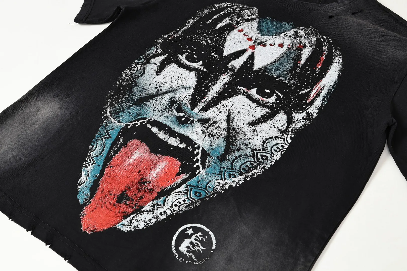 P134 Hellstar/Hellstar (actual shot) Craftsmanship: Washed and sprayed + holes + the whole piece is washed and frayed by hand Cross-border European and American style street brand pure cotton T-shirt Fabric (fabric): 32 count 250g washed combed double yarn pure cotton Size (size): S-M- L- X L Color (colour): Washed gray/washed black 👉