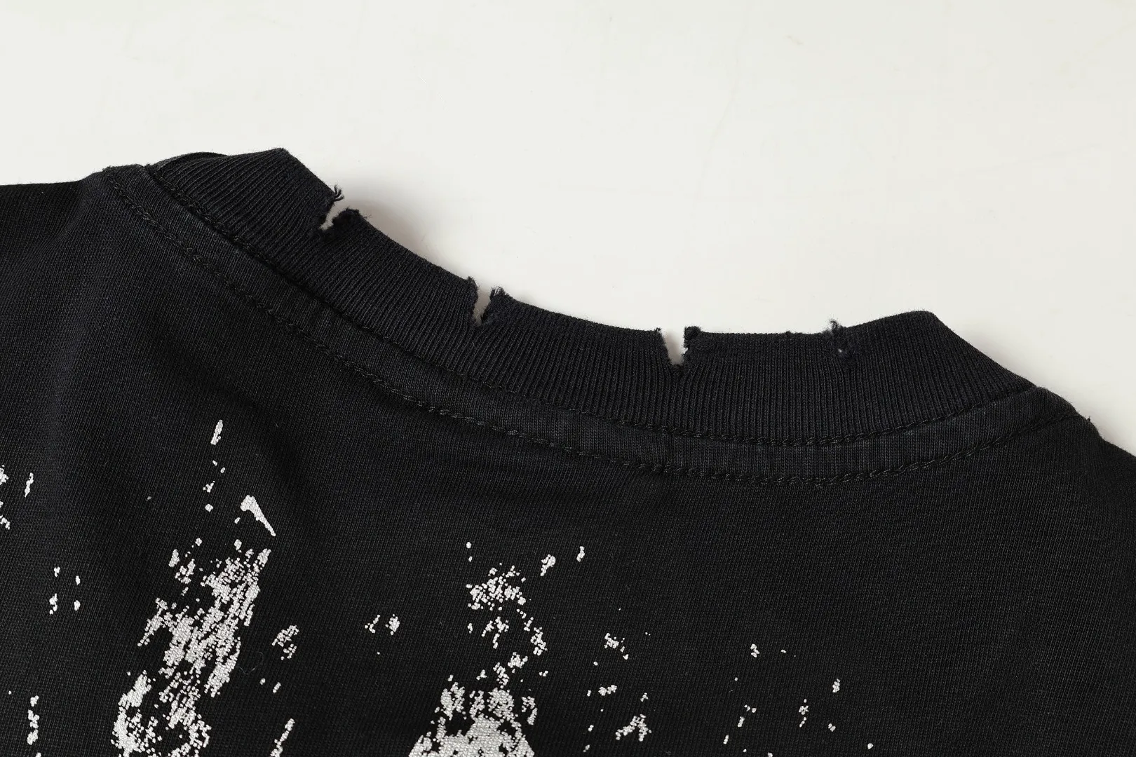 P134 Hellstar/Hellstar (actual shot) Craftsmanship: Washed and sprayed + holes + the whole piece is washed and frayed by hand Cross-border European and American style street brand pure cotton T-shirt Fabric (fabric): 32 count 250g washed combed double yarn pure cotton Size (size): S-M- L- X L Color (colour): Washed gray/washed black 👉