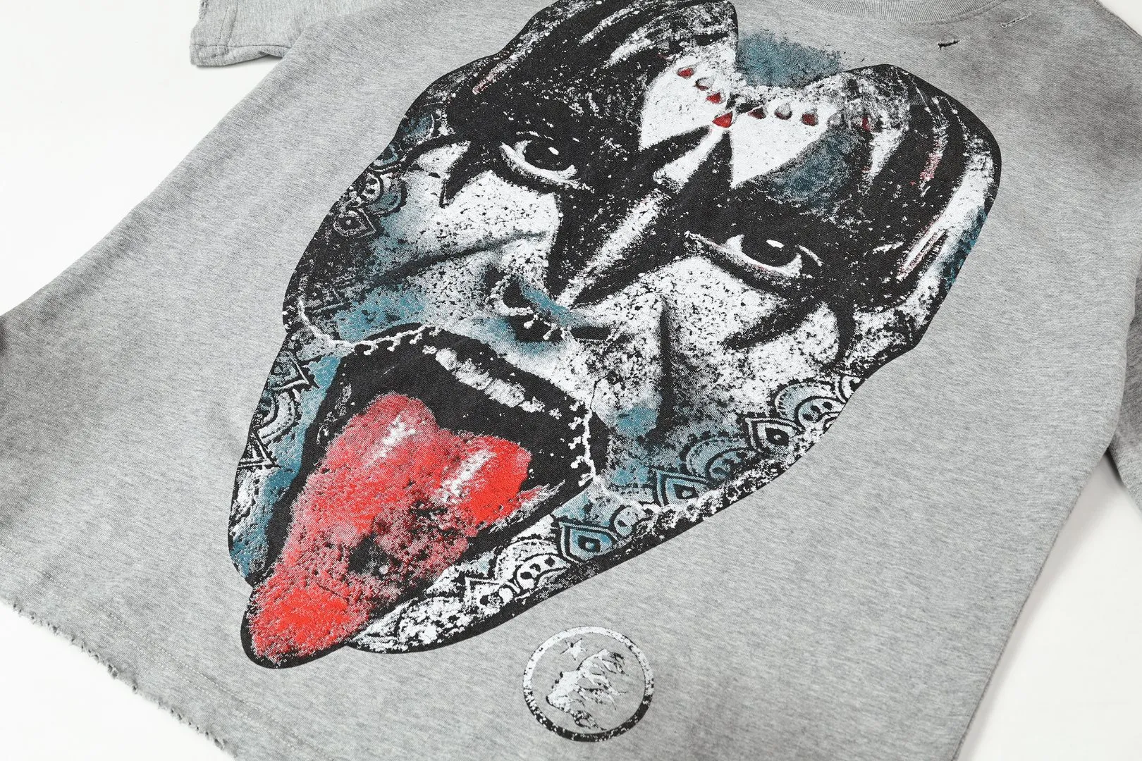 P134 Hellstar/Hellstar (actual shot) Craftsmanship: Washed and sprayed + holes + the whole piece is washed and frayed by hand Cross-border European and American style street brand pure cotton T-shirt Fabric (fabric): 32 count 250g washed combed double yarn pure cotton Size (size): S-M- L- X L Color (colour): Washed gray/washed black 👉