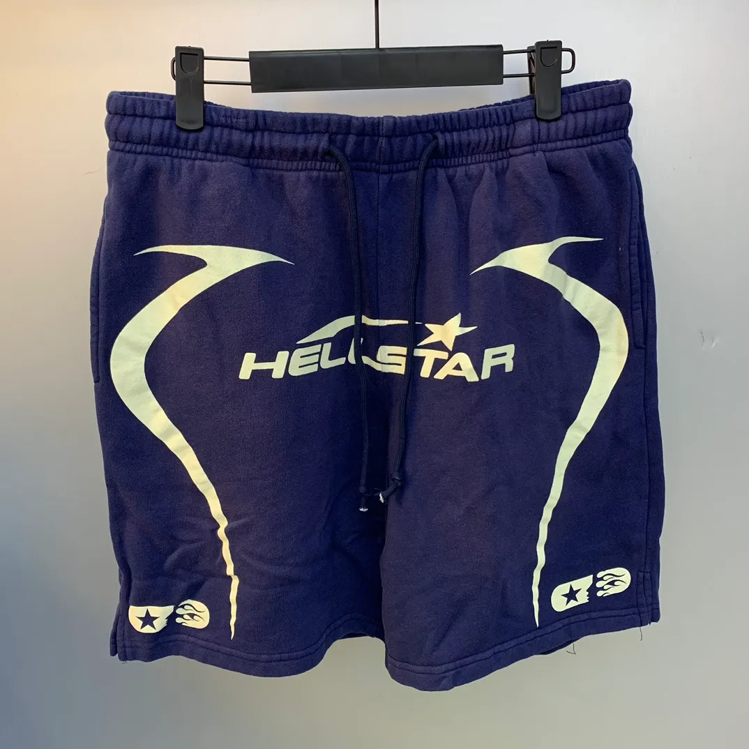 P150 Hellstar WARM UP SHORTS high-quality spray-on horse shorts, the new hot beauty trend Hellstar!  Standard beauty and trendy workmanship, original customization (fabric, pattern, printing, hang tag, main mark, etc.), exaggerated style, explosive style, dare to break through tradition, bring adventurous new fashion experience!   YoungBoy, the most popular rapper in the youth circle, has shot a lot of models for him, and celebrities such as Dababy and Swae Lee frequently get dressed!  Color: WHITE, RED, GREEN, Darkest Navy, BLACK Size: S, M, L, XL