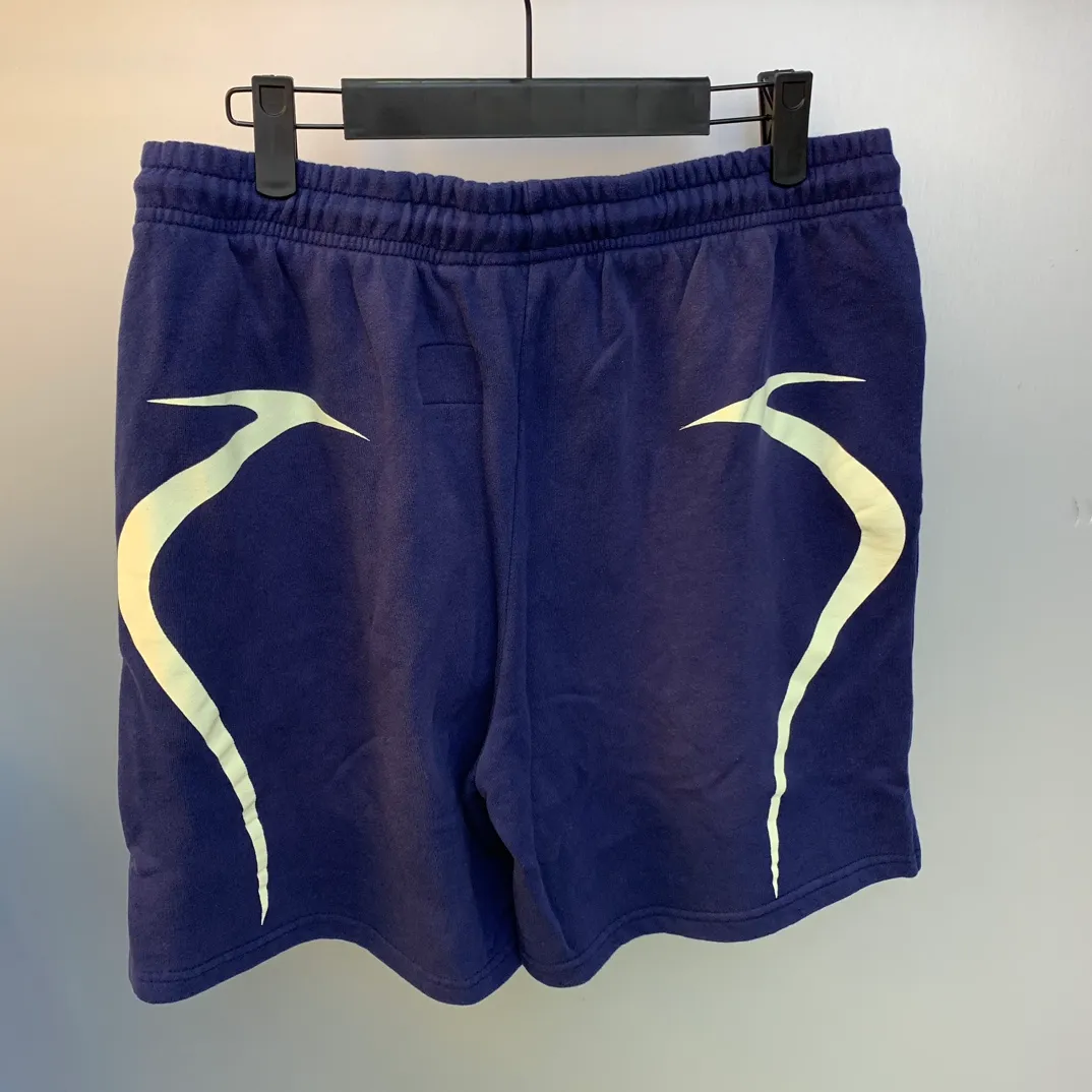 P150 Hellstar WARM UP SHORTS high-quality spray-on horse shorts, the new hot beauty trend Hellstar!  Standard beauty and trendy workmanship, original customization (fabric, pattern, printing, hang tag, main mark, etc.), exaggerated style, explosive style, dare to break through tradition, bring adventurous new fashion experience!   YoungBoy, the most popular rapper in the youth circle, has shot a lot of models for him, and celebrities such as Dababy and Swae Lee frequently get dressed!  Color: WHITE, RED, GREEN, Darkest Navy, BLACK Size: S, M, L, XL