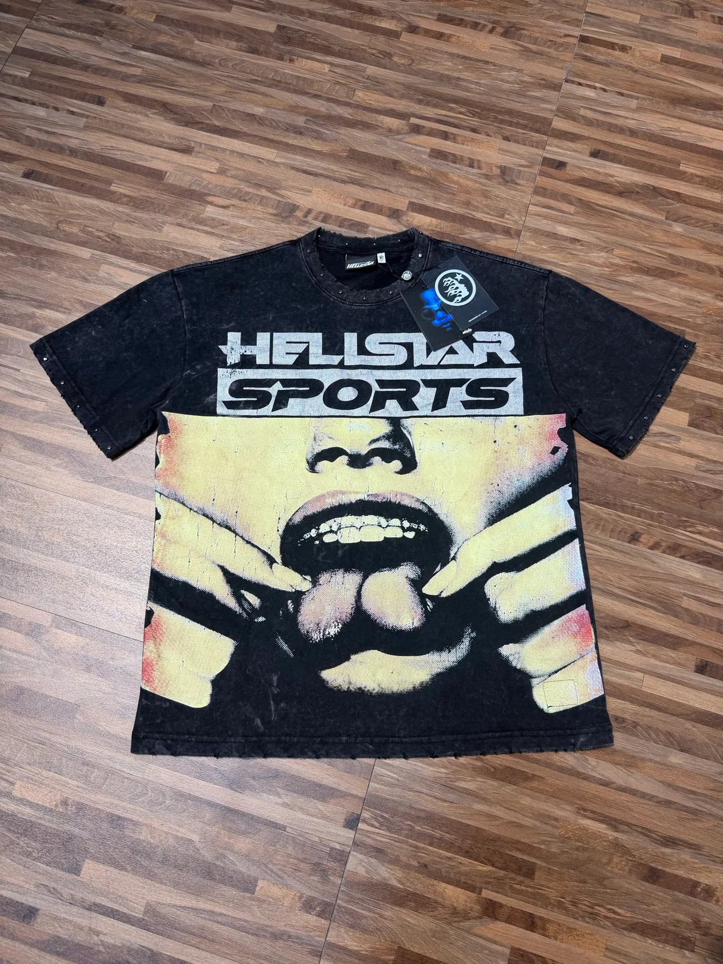 P134 Hellstar/Hell Star (actual shot) Craftsmanship: Washed retro whole piece worn + handmade gun beads + high-definition digital cross-border European and American style street brand pure cotton T-shirt Fabric (fabric): 32 pieces of 250g washed and combed double yarn pure cotton Size (size): S-M- L- X L Color (colour): Washed black