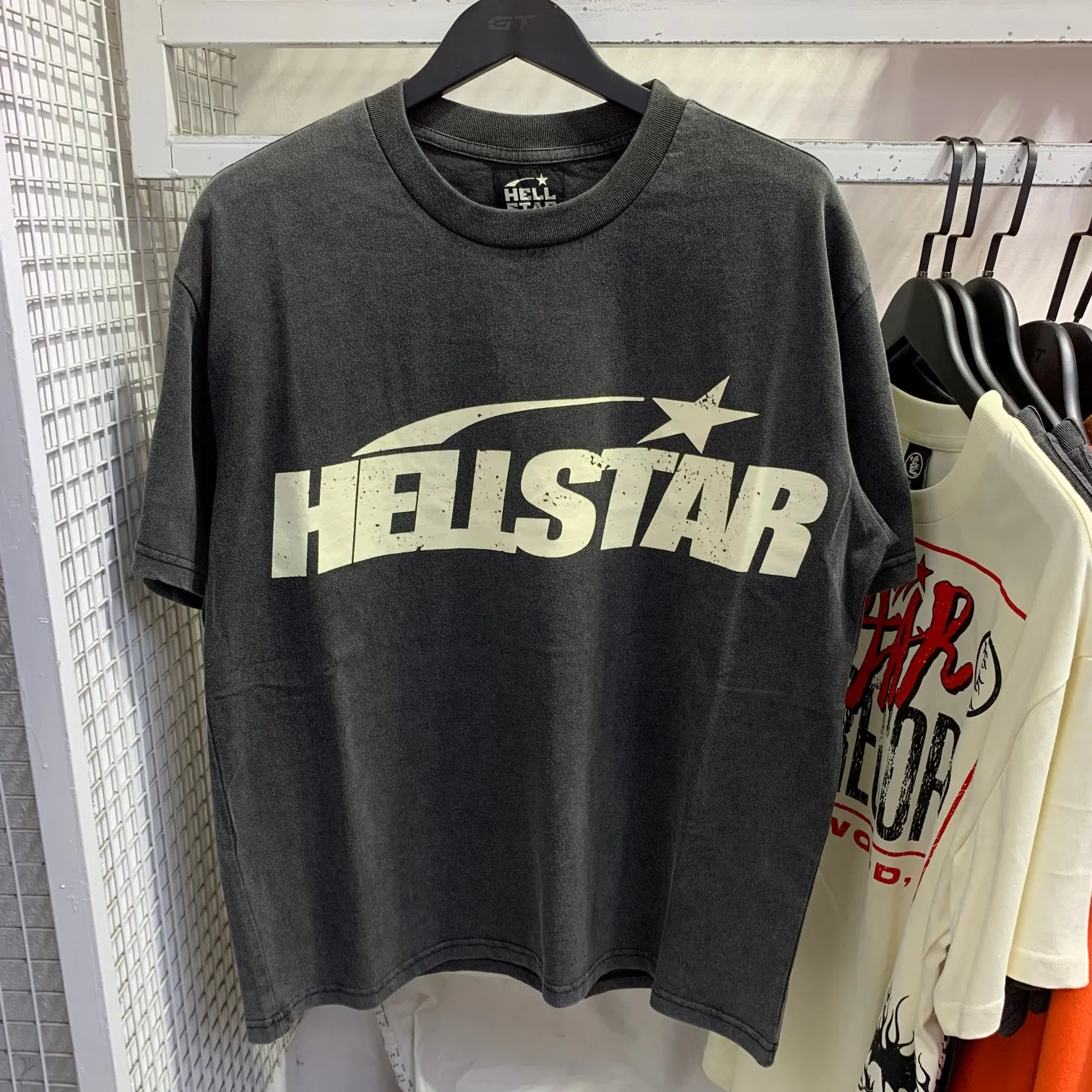 P126 Hellstar Studios Classic Logo Short Sleeve Tee Shirt Washed Black Short Sleeve T-shirt The new hot beauty trend Hellstar!  Standard beauty and trendy workmanship, original customization (fabric, pattern, printing, hang tag, main mark, etc.), exaggerated style, explosive style, dare to break through tradition, bring adventurous new fashion experience!  YoungBoy, the most popular rapper in the youth circle, has shot a lot of models for him, and celebrities such as Dababy and Swae Lee frequently get dressed!  color: Vintage Black (washed black) size: S, M, L, XL