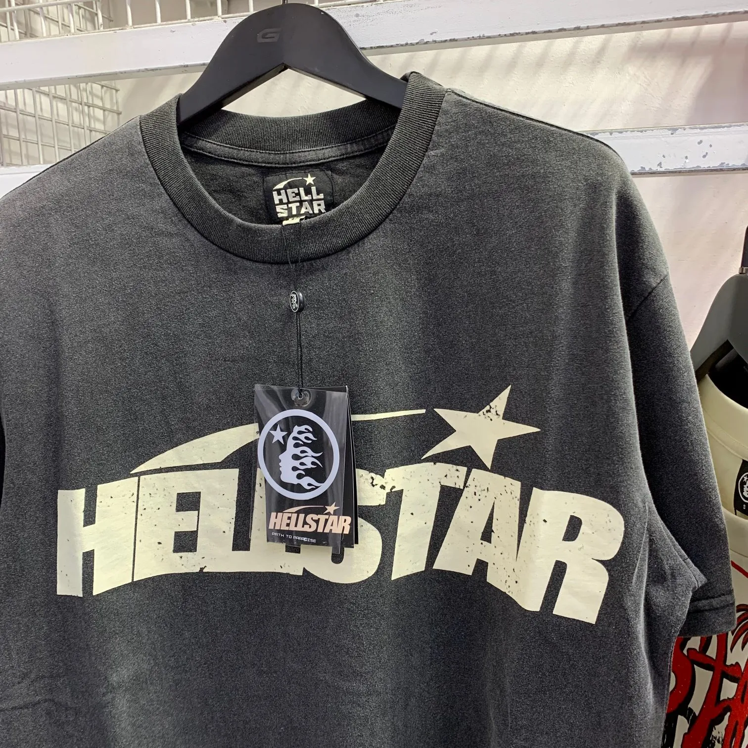 P126 Hellstar Studios Classic Logo Short Sleeve Tee Shirt Washed Black Short Sleeve T-shirt The new hot beauty trend Hellstar!  Standard beauty and trendy workmanship, original customization (fabric, pattern, printing, hang tag, main mark, etc.), exaggerated style, explosive style, dare to break through tradition, bring adventurous new fashion experience!  YoungBoy, the most popular rapper in the youth circle, has shot a lot of models for him, and celebrities such as Dababy and Swae Lee frequently get dressed!  color: Vintage Black (washed black) size: S, M, L, XL