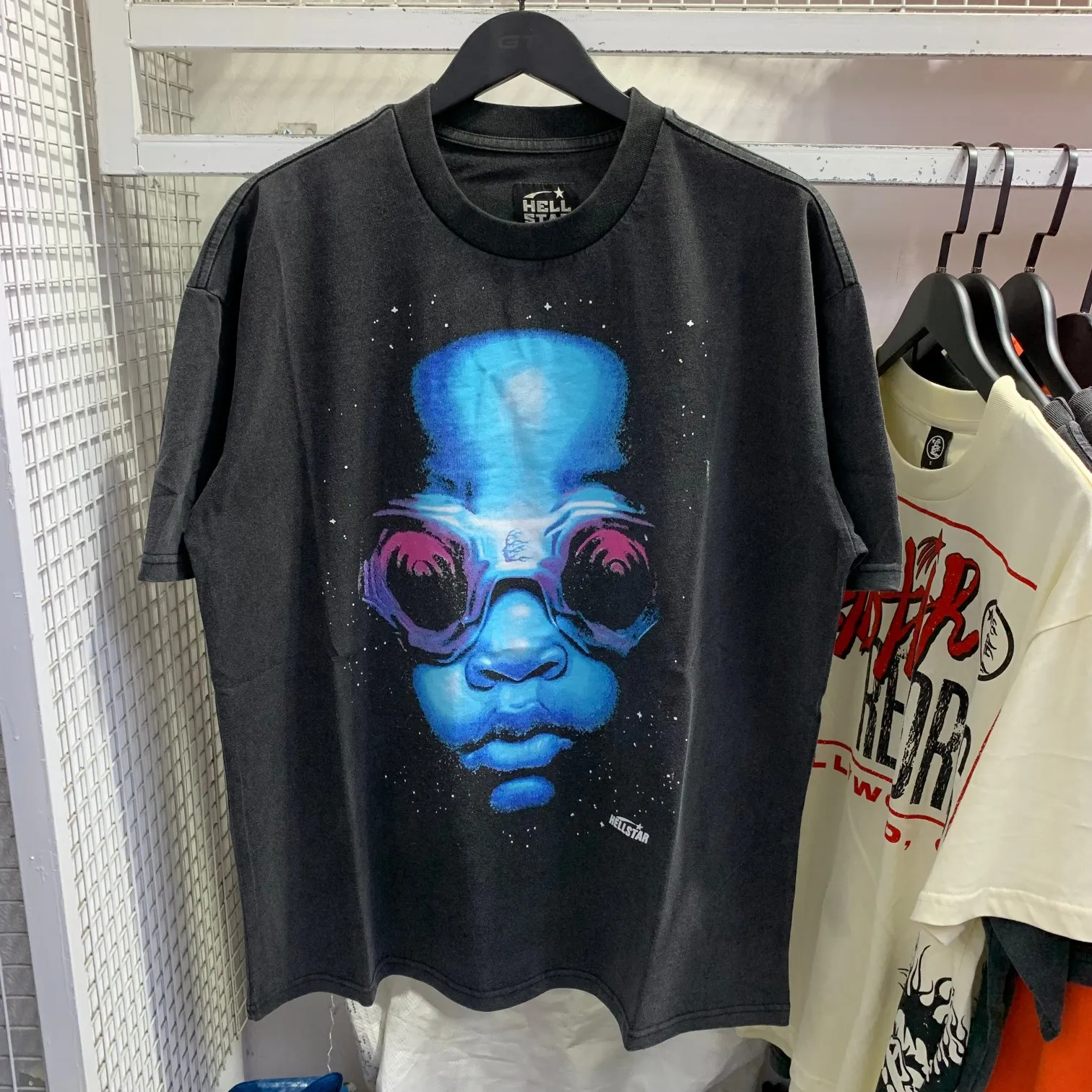P134 Hellstar Studios Goggles Short Sleeve Tee Shirt Washed Black Short Sleeve T-shirt The new hot beauty trend Hellstar!  Standard beauty and trendy workmanship, original customization (fabric, pattern, printing, hang tag, main mark, etc.), exaggerated style, explosive style, dare to break through tradition, bring adventurous new fashion experience!  YoungBoy, the most popular rapper in the youth circle, has shot a lot of models for him, and celebrities such as Dababy and Swae Lee frequently get dressed!  color: Vintage Black (washed black) size: S, M, L, XL