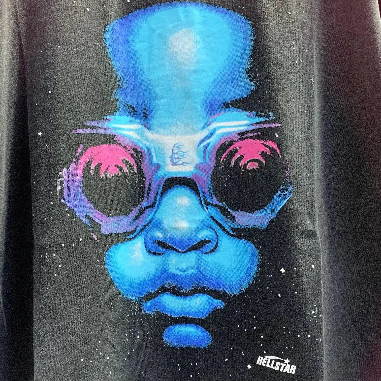 P134 Hellstar Studios Goggles Short Sleeve Tee Shirt Washed Black Short Sleeve T-shirt The new hot beauty trend Hellstar!  Standard beauty and trendy workmanship, original customization (fabric, pattern, printing, hang tag, main mark, etc.), exaggerated style, explosive style, dare to break through tradition, bring adventurous new fashion experience!  YoungBoy, the most popular rapper in the youth circle, has shot a lot of models for him, and celebrities such as Dababy and Swae Lee frequently get dressed!  color: Vintage Black (washed black) size: S, M, L, XL