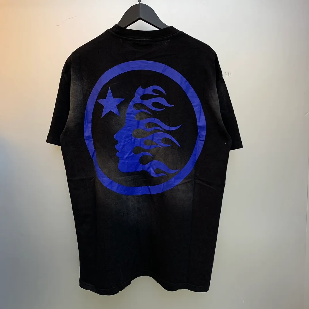 P126 HELLSTAR SPORTS CORE LOGO GEL T-SHIRT American fashion spray Ma Liu short-sleeved T-shirt The new hot beauty fashion Hellstar!  Standard beauty and trendy workmanship, original customization (fabric, pattern, printing, hang tag, main mark, etc.), exaggerated style, explosive style, dare to break through tradition, bring adventurous new fashion experience!   YoungBoy, the most popular rapper in the youth circle, has shot a lot of models for him, and celebrities such as Dababy and Swae Lee frequently get dressed!  color: black size: S, M, L, XL