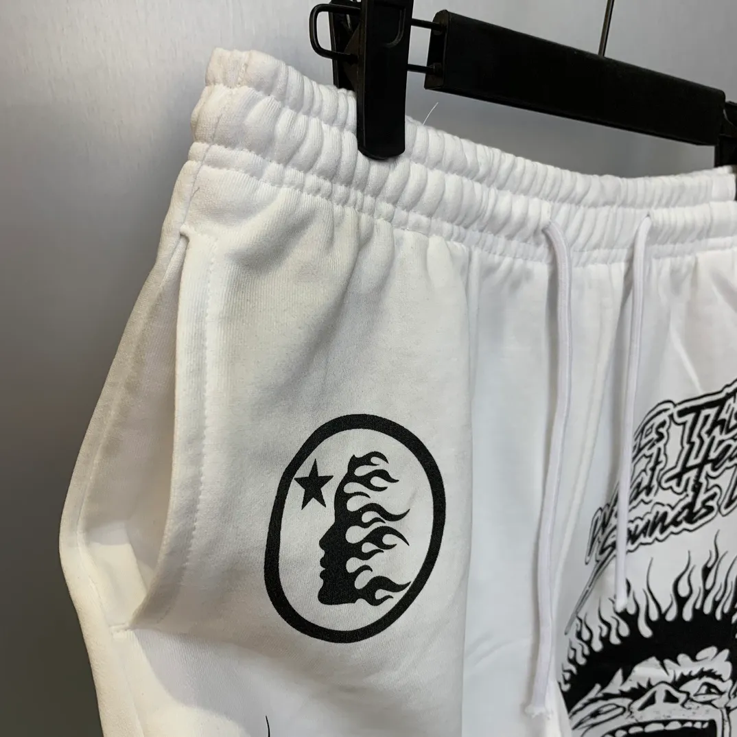 P150 HELLSTAR RECORDS SHORTS High-quality pure cotton shorts, the new hot beauty trend Hellstar!  Standard beauty and trendy workmanship, original customization (fabric, pattern, printing, hang tag, main mark, etc.), exaggerated style, explosive style, dare to break through tradition, bring adventurous new fashion experience!   YoungBoy, the most popular rapper in the youth circle, has shot a lot of models for him, and celebrities such as Dababy and Swae Lee frequently get dressed!  color: WHITE Size: S, M, L, XL