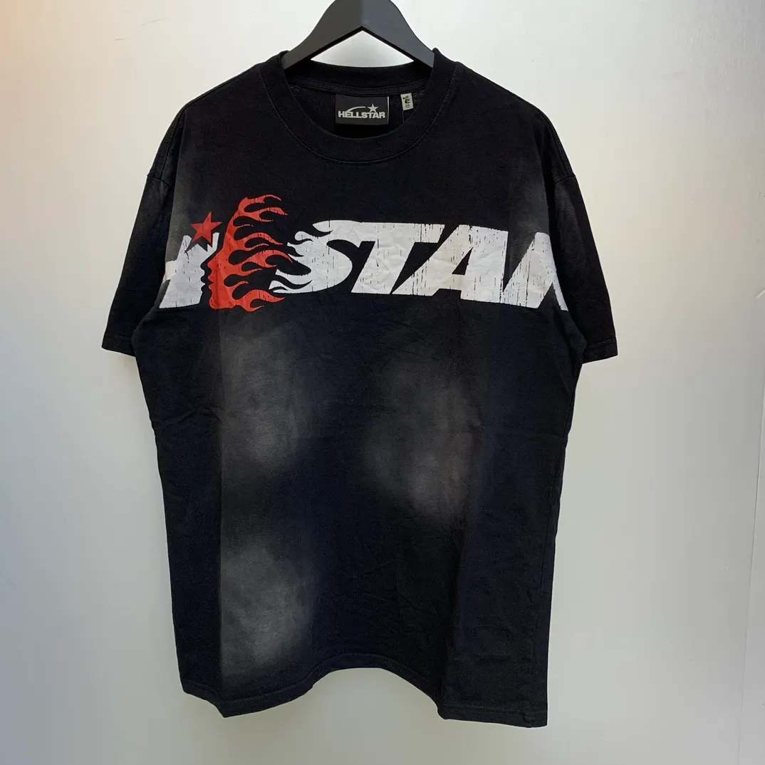P126 HELLSTAR STUDIOS CARTOON LOGO T-SHIRT High-quality short-sleeved T-shirt, the new hot beauty trend Hellstar!  Standard beauty and trendy workmanship, original customization (fabric, pattern, printing, hang tag, main mark, etc.), exaggerated style, explosive style, dare to break through tradition, bring adventurous new fashion experience!   YoungBoy, the most popular rapper in the youth circle, has shot a lot of models for him, and celebrities such as Dababy and Swae Lee frequently get dressed!  color: black Size: S, M, L, XL