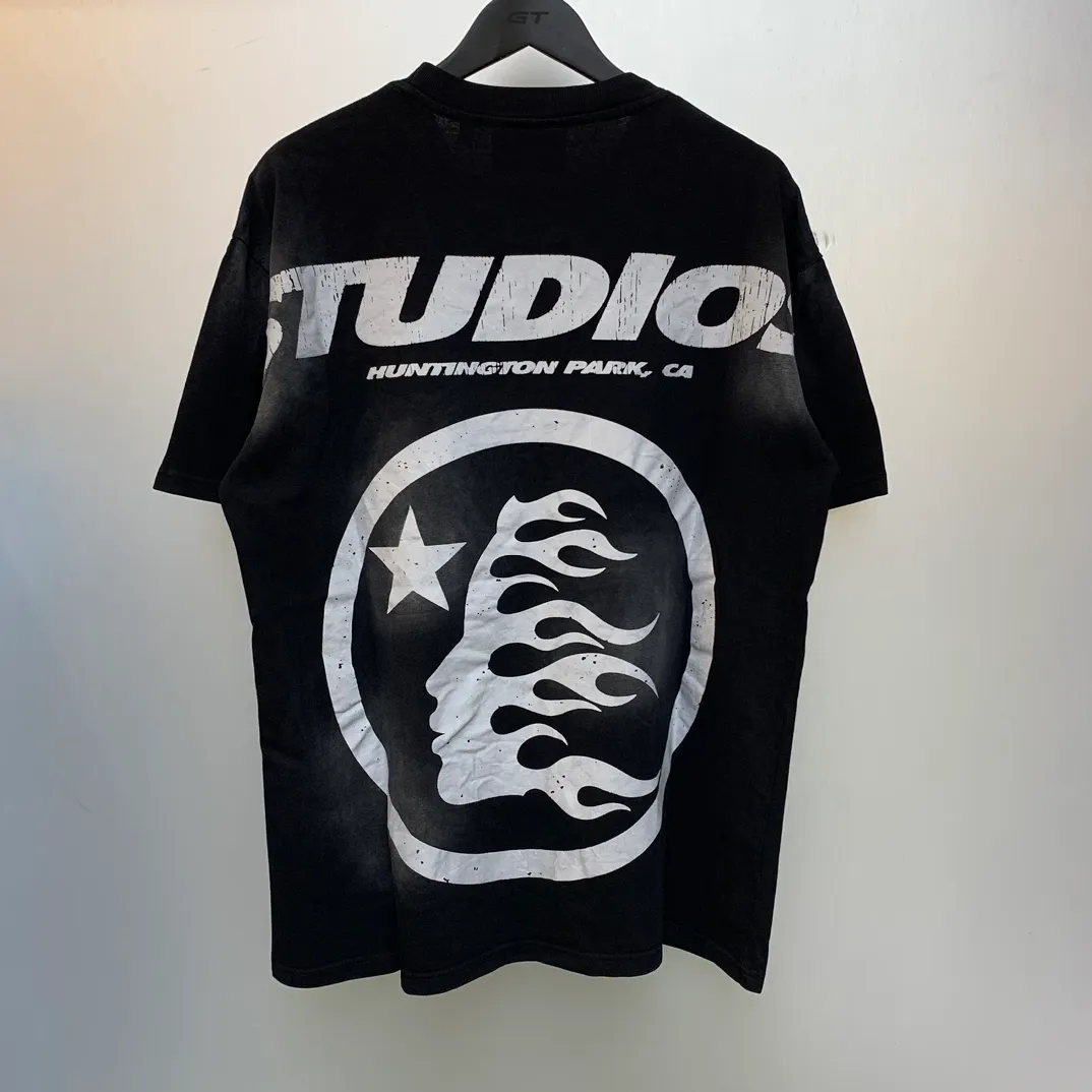 P126 HELLSTAR STUDIOS CARTOON LOGO T-SHIRT High-quality short-sleeved T-shirt, the new hot beauty trend Hellstar!  Standard beauty and trendy workmanship, original customization (fabric, pattern, printing, hang tag, main mark, etc.), exaggerated style, explosive style, dare to break through tradition, bring adventurous new fashion experience!   YoungBoy, the most popular rapper in the youth circle, has shot a lot of models for him, and celebrities such as Dababy and Swae Lee frequently get dressed!  color: black Size: S, M, L, XL