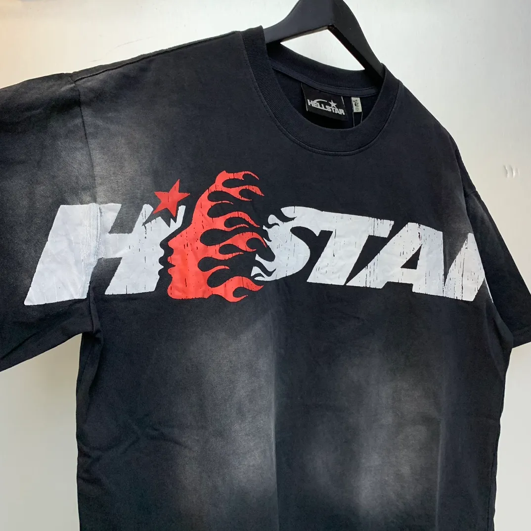 P126 HELLSTAR STUDIOS CARTOON LOGO T-SHIRT High-quality short-sleeved T-shirt, the new hot beauty trend Hellstar!  Standard beauty and trendy workmanship, original customization (fabric, pattern, printing, hang tag, main mark, etc.), exaggerated style, explosive style, dare to break through tradition, bring adventurous new fashion experience!   YoungBoy, the most popular rapper in the youth circle, has shot a lot of models for him, and celebrities such as Dababy and Swae Lee frequently get dressed!  color: black Size: S, M, L, XL