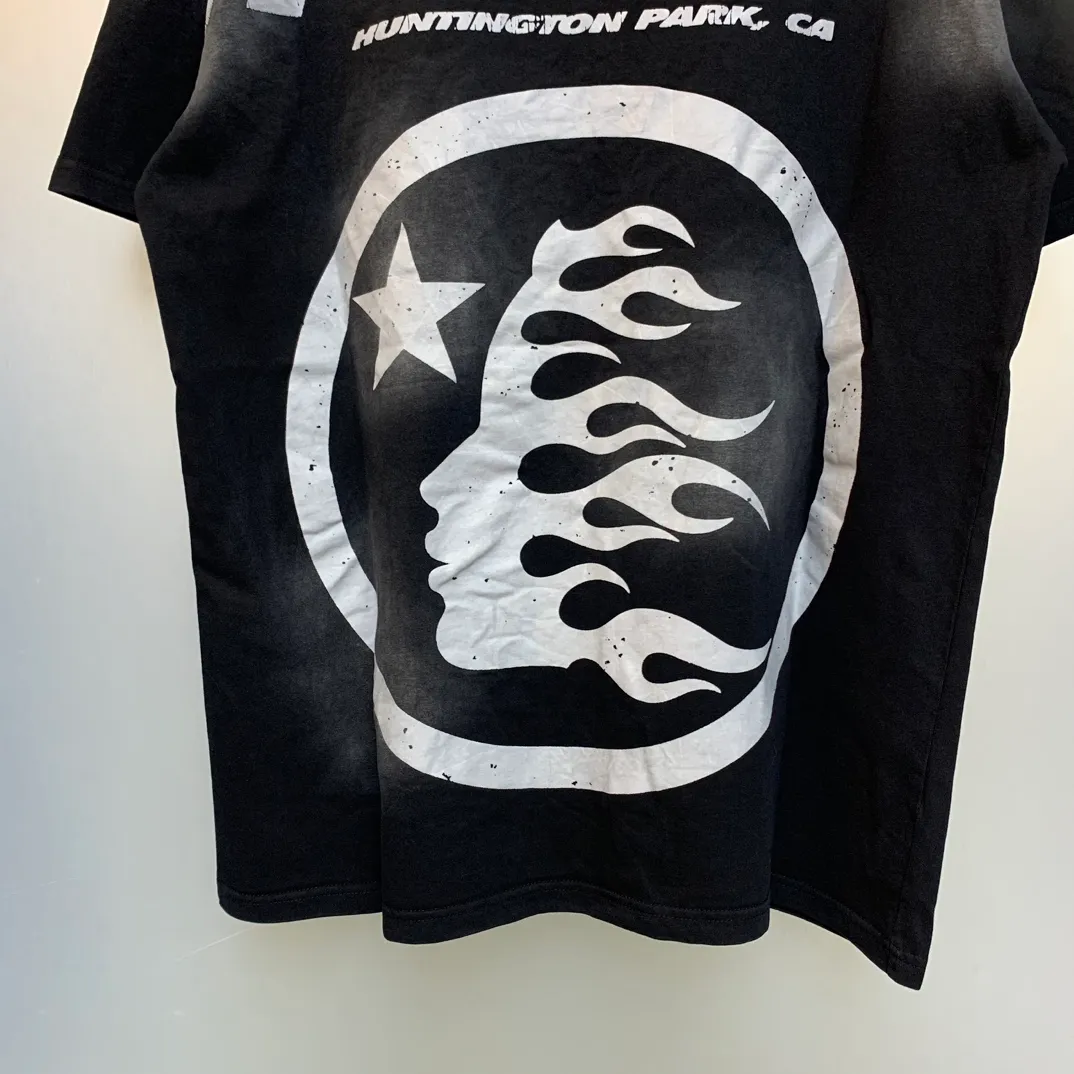 P126 HELLSTAR STUDIOS CARTOON LOGO T-SHIRT High-quality short-sleeved T-shirt, the new hot beauty trend Hellstar!  Standard beauty and trendy workmanship, original customization (fabric, pattern, printing, hang tag, main mark, etc.), exaggerated style, explosive style, dare to break through tradition, bring adventurous new fashion experience!   YoungBoy, the most popular rapper in the youth circle, has shot a lot of models for him, and celebrities such as Dababy and Swae Lee frequently get dressed!  color: black Size: S, M, L, XL