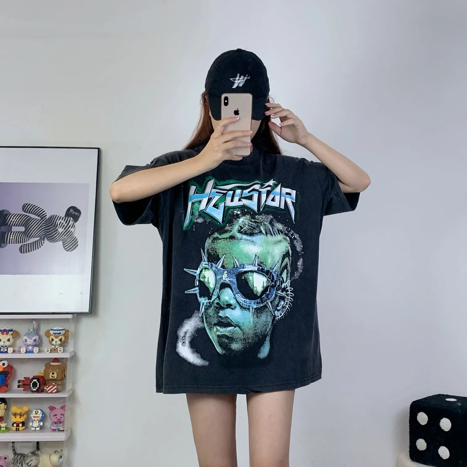 P126 Hellstar Studios The Future Short Sleeve Tee Shirt Washed Black Hellstar Future's washed and distressed short-sleeved T-shirt The new hot beauty trend Hellstar! Standard beauty and trendy workmanship, original customization (fabric, pattern, printing, hang tag, main mark, etc.), exaggerated style, explosive style, dare to break through tradition, bring adventurous new fashion experience!  YoungBoy, the most popular rapper in the youth circle, has shot a lot of models for him, and celebrities such as Dababy and Swae Lee frequently get dressed!  color: Vintage Black (washed black) size: S, M, L, XL