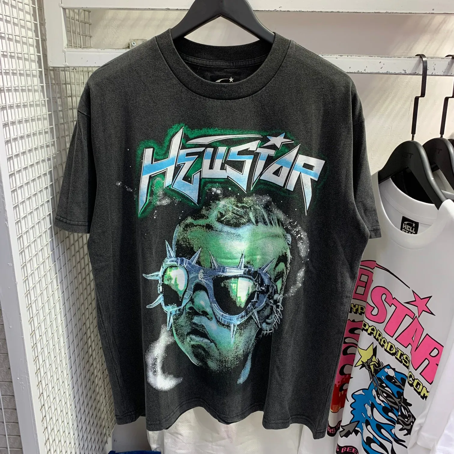P126 Hellstar Studios The Future Short Sleeve Tee Shirt Washed Black Hellstar Future's washed and distressed short-sleeved T-shirt The new hot beauty trend Hellstar! Standard beauty and trendy workmanship, original customization (fabric, pattern, printing, hang tag, main mark, etc.), exaggerated style, explosive style, dare to break through tradition, bring adventurous new fashion experience!  YoungBoy, the most popular rapper in the youth circle, has shot a lot of models for him, and celebrities such as Dababy and Swae Lee frequently get dressed!  color: Vintage Black (washed black) size: S, M, L, XL