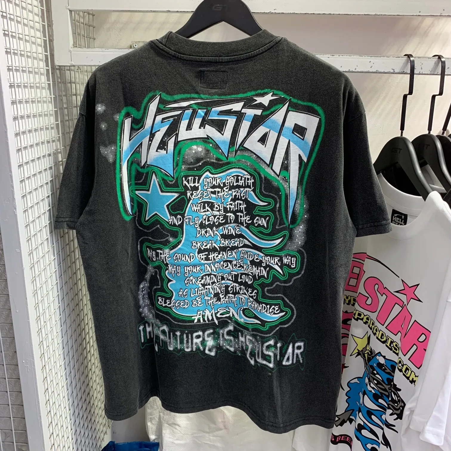 P126 Hellstar Studios The Future Short Sleeve Tee Shirt Washed Black Hellstar Future's washed and distressed short-sleeved T-shirt The new hot beauty trend Hellstar! Standard beauty and trendy workmanship, original customization (fabric, pattern, printing, hang tag, main mark, etc.), exaggerated style, explosive style, dare to break through tradition, bring adventurous new fashion experience!  YoungBoy, the most popular rapper in the youth circle, has shot a lot of models for him, and celebrities such as Dababy and Swae Lee frequently get dressed!  color: Vintage Black (washed black) size: S, M, L, XL