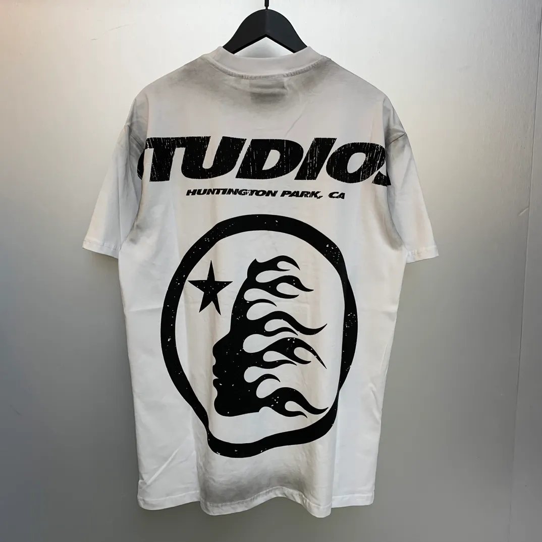 P126 HELLSTAR STUDIOS CARTOON LOGO T-SHIRT Spray Ma Liu Distressed T-shirt The new hot beauty trend Hellstar!  Standard beauty and trendy workmanship, original customization (fabric, pattern, printing, hang tag, main mark, etc.), exaggerated style, explosive style, dare to break through tradition, bring adventurous new fashion experience!   YoungBoy, the most popular rapper in the youth circle, has shot a lot of models for him, and celebrities such as Dababy and Swae Lee frequently get dressed!  color: white Size: S, M, L, XL