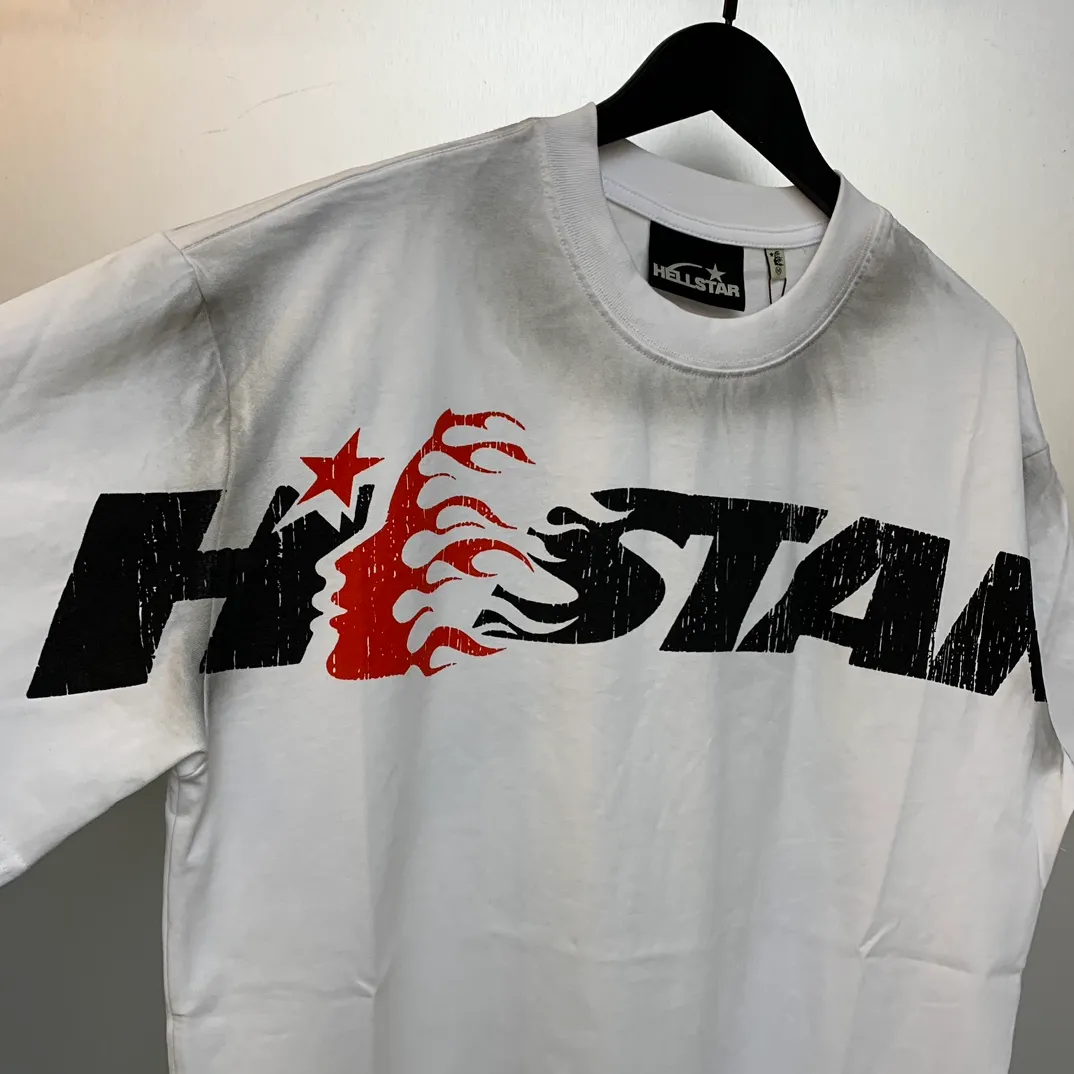 P126 HELLSTAR STUDIOS CARTOON LOGO T-SHIRT Spray Ma Liu Distressed T-shirt The new hot beauty trend Hellstar!  Standard beauty and trendy workmanship, original customization (fabric, pattern, printing, hang tag, main mark, etc.), exaggerated style, explosive style, dare to break through tradition, bring adventurous new fashion experience!   YoungBoy, the most popular rapper in the youth circle, has shot a lot of models for him, and celebrities such as Dababy and Swae Lee frequently get dressed!  color: white Size: S, M, L, XL