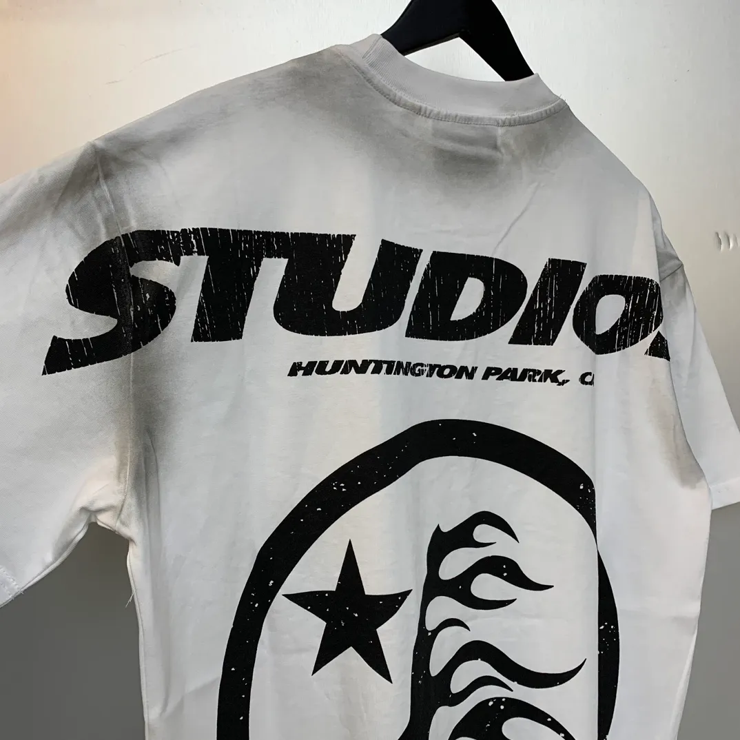 P126 HELLSTAR STUDIOS CARTOON LOGO T-SHIRT Spray Ma Liu Distressed T-shirt The new hot beauty trend Hellstar!  Standard beauty and trendy workmanship, original customization (fabric, pattern, printing, hang tag, main mark, etc.), exaggerated style, explosive style, dare to break through tradition, bring adventurous new fashion experience!   YoungBoy, the most popular rapper in the youth circle, has shot a lot of models for him, and celebrities such as Dababy and Swae Lee frequently get dressed!  color: white Size: S, M, L, XL
