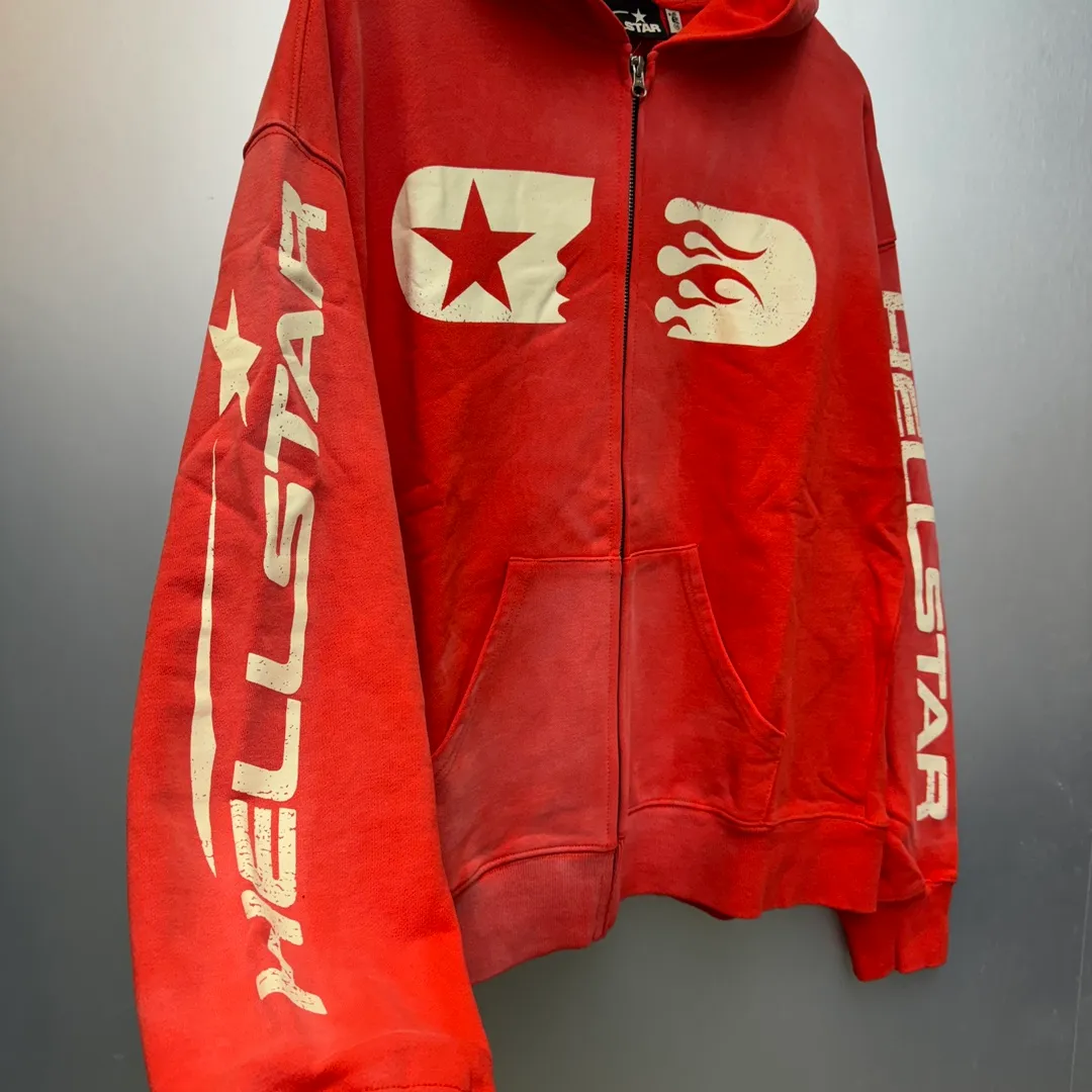 P240 HELLSTAR STUDIOS ZIP HOODIE Beauty and fashion washable water spray Ma Liu distressed hoodie sweatshirt jacket The new hot beauty trend Hellstar!  Standard beauty and trendy workmanship, original customization (fabric, pattern, printing, hang tag, main mark, etc.), exaggerated style, explosive style, dare to break through tradition, bring adventurous new fashion experience!   YoungBoy, the most popular rapper in the youth circle, has shot a lot of models for him, and celebrities such as Dababy and Swae Lee frequently get dressed!  color: RED Size: S, M, L, XL