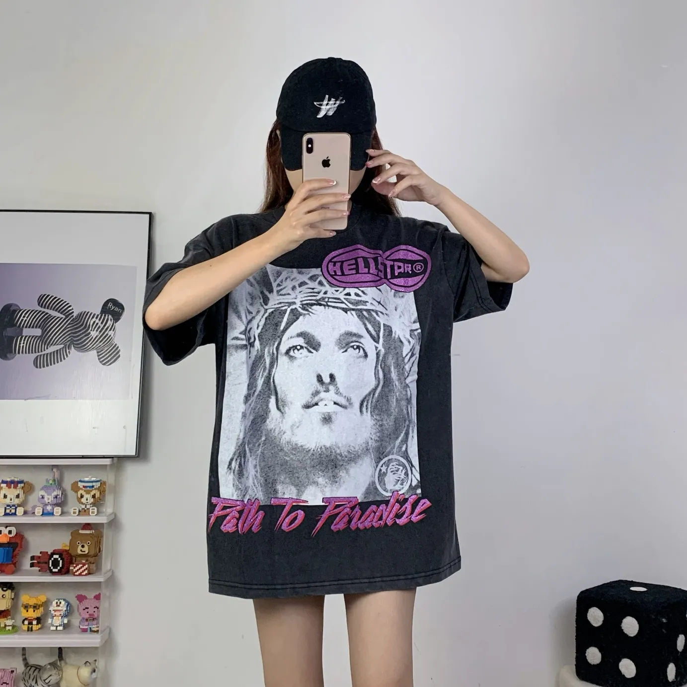 P126 Hellstar WWHD GOD Tshirt Hellstar washed and distressed short-sleeved T-shirt The new hot beauty trend Hellstar!  Standard beauty and trendy workmanship, original customization (fabric, pattern, printing, hang tag, main mark, etc.), exaggerated style, explosive style, dare to break through tradition, bring adventurous new fashion experience!  YoungBoy, the most popular rapper in the youth circle, has shot a lot of models for him, and celebrities such as Dababy and Swae Lee frequently get dressed!  color: Vintage Black (washed black) size: S, M, L, XL