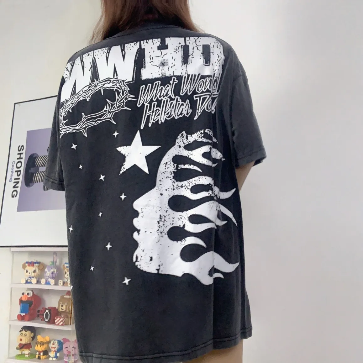P126 Hellstar WWHD GOD Tshirt Hellstar washed and distressed short-sleeved T-shirt The new hot beauty trend Hellstar!  Standard beauty and trendy workmanship, original customization (fabric, pattern, printing, hang tag, main mark, etc.), exaggerated style, explosive style, dare to break through tradition, bring adventurous new fashion experience!  YoungBoy, the most popular rapper in the youth circle, has shot a lot of models for him, and celebrities such as Dababy and Swae Lee frequently get dressed!  color: Vintage Black (washed black) size: S, M, L, XL