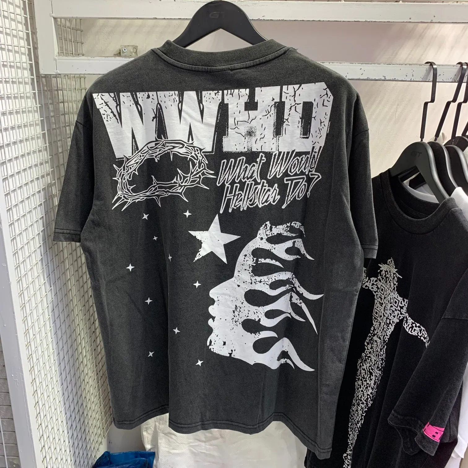 P126 Hellstar WWHD GOD Tshirt Hellstar washed and distressed short-sleeved T-shirt The new hot beauty trend Hellstar!  Standard beauty and trendy workmanship, original customization (fabric, pattern, printing, hang tag, main mark, etc.), exaggerated style, explosive style, dare to break through tradition, bring adventurous new fashion experience!  YoungBoy, the most popular rapper in the youth circle, has shot a lot of models for him, and celebrities such as Dababy and Swae Lee frequently get dressed!  color: Vintage Black (washed black) size: S, M, L, XL