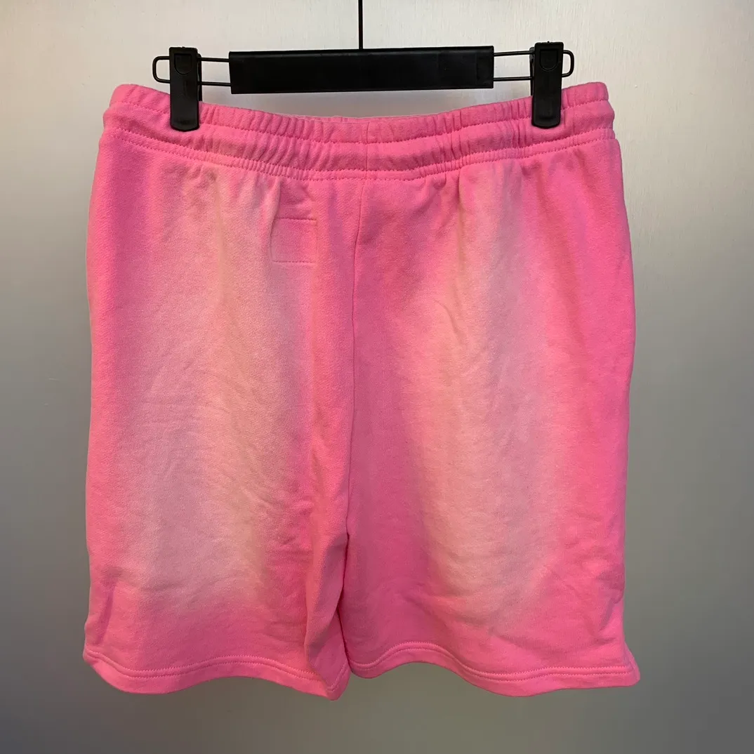 P150 HELLSTAR STUDIOS SHORTS Spray Ma Liu washed distressed cotton shorts, the new hot beauty trend Hellstar!  Standard beauty and trendy workmanship, original customization (fabric, pattern, printing, hang tag, main mark, etc.), exaggerated style, explosive style, dare to break through tradition, bring adventurous new fashion experience!   YoungBoy, the most popular rapper in the youth circle, has shot a lot of models for him, and celebrities such as Dababy and Swae Lee frequently get dressed!  color: pink Size: S, M, L, XL