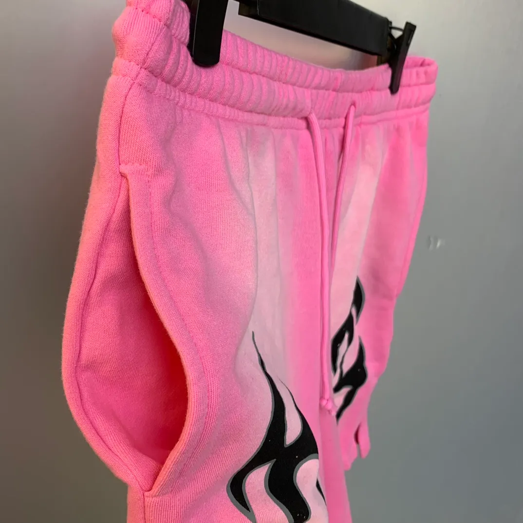 P150 HELLSTAR STUDIOS SHORTS Spray Ma Liu washed distressed cotton shorts, the new hot beauty trend Hellstar!  Standard beauty and trendy workmanship, original customization (fabric, pattern, printing, hang tag, main mark, etc.), exaggerated style, explosive style, dare to break through tradition, bring adventurous new fashion experience!   YoungBoy, the most popular rapper in the youth circle, has shot a lot of models for him, and celebrities such as Dababy and Swae Lee frequently get dressed!  color: pink Size: S, M, L, XL