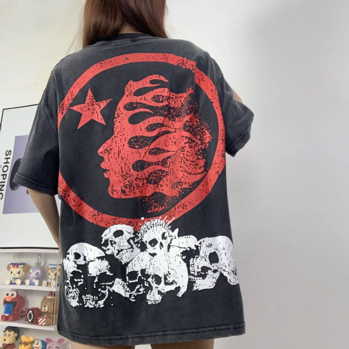 P134 Hellstar "Nailed Skull" Tee short-sleeved T-shirt The new hot beauty trend Hellstar! Standard beauty and trendy workmanship, original customization (fabric, pattern, printing, hang tag, main mark, etc.), exaggerated style, explosive style, dare to break through tradition, bring adventurous new fashion experience!   YoungBoy, the most popular rapper in the youth circle, has shot a lot of models for him, and celebrities such as Dababy and Swae Lee frequently get dressed!   color: Vintage Black (washed black) size: S, M, L, XL
