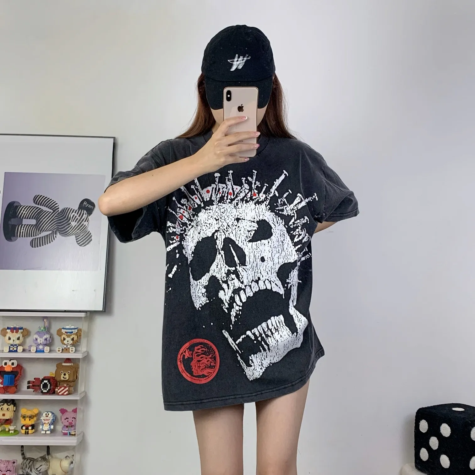 P134 Hellstar "Nailed Skull" Tee short-sleeved T-shirt The new hot beauty trend Hellstar! Standard beauty and trendy workmanship, original customization (fabric, pattern, printing, hang tag, main mark, etc.), exaggerated style, explosive style, dare to break through tradition, bring adventurous new fashion experience!   YoungBoy, the most popular rapper in the youth circle, has shot a lot of models for him, and celebrities such as Dababy and Swae Lee frequently get dressed!   color: Vintage Black (washed black) size: S, M, L, XL