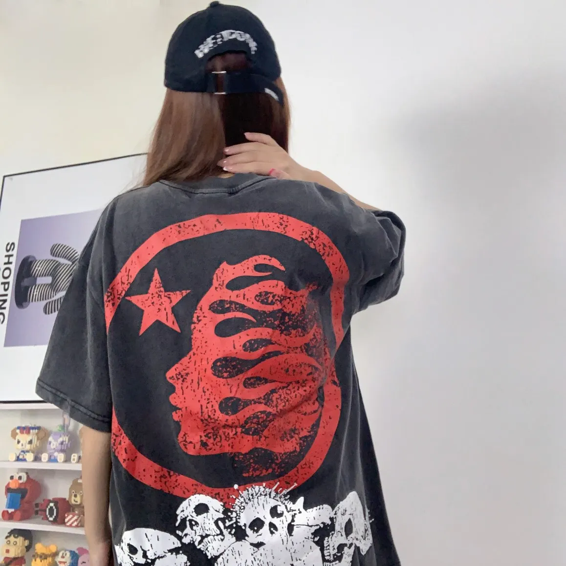 P134 Hellstar "Nailed Skull" Tee short-sleeved T-shirt The new hot beauty trend Hellstar! Standard beauty and trendy workmanship, original customization (fabric, pattern, printing, hang tag, main mark, etc.), exaggerated style, explosive style, dare to break through tradition, bring adventurous new fashion experience!   YoungBoy, the most popular rapper in the youth circle, has shot a lot of models for him, and celebrities such as Dababy and Swae Lee frequently get dressed!   color: Vintage Black (washed black) size: S, M, L, XL