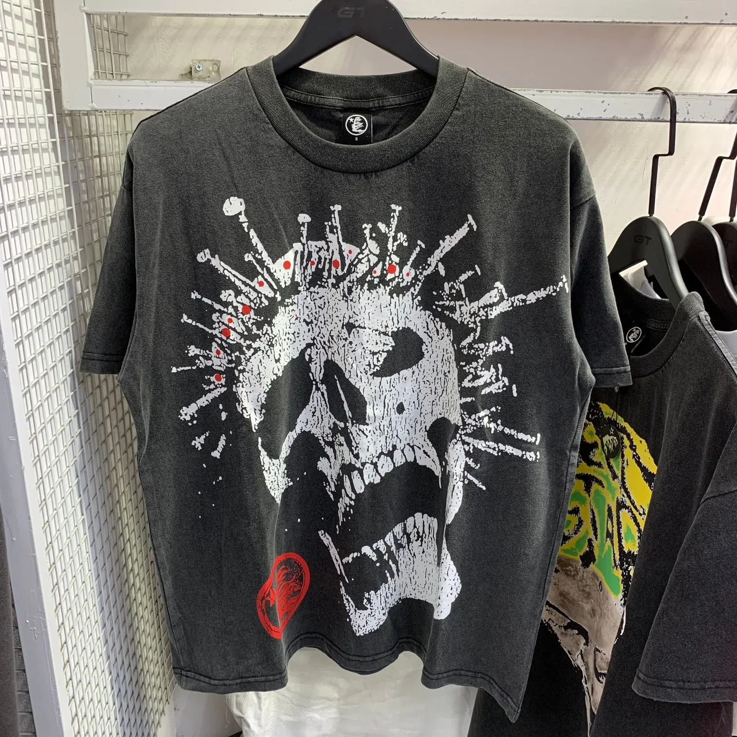P134 Hellstar "Nailed Skull" Tee short-sleeved T-shirt The new hot beauty trend Hellstar! Standard beauty and trendy workmanship, original customization (fabric, pattern, printing, hang tag, main mark, etc.), exaggerated style, explosive style, dare to break through tradition, bring adventurous new fashion experience!   YoungBoy, the most popular rapper in the youth circle, has shot a lot of models for him, and celebrities such as Dababy and Swae Lee frequently get dressed!   color: Vintage Black (washed black) size: S, M, L, XL