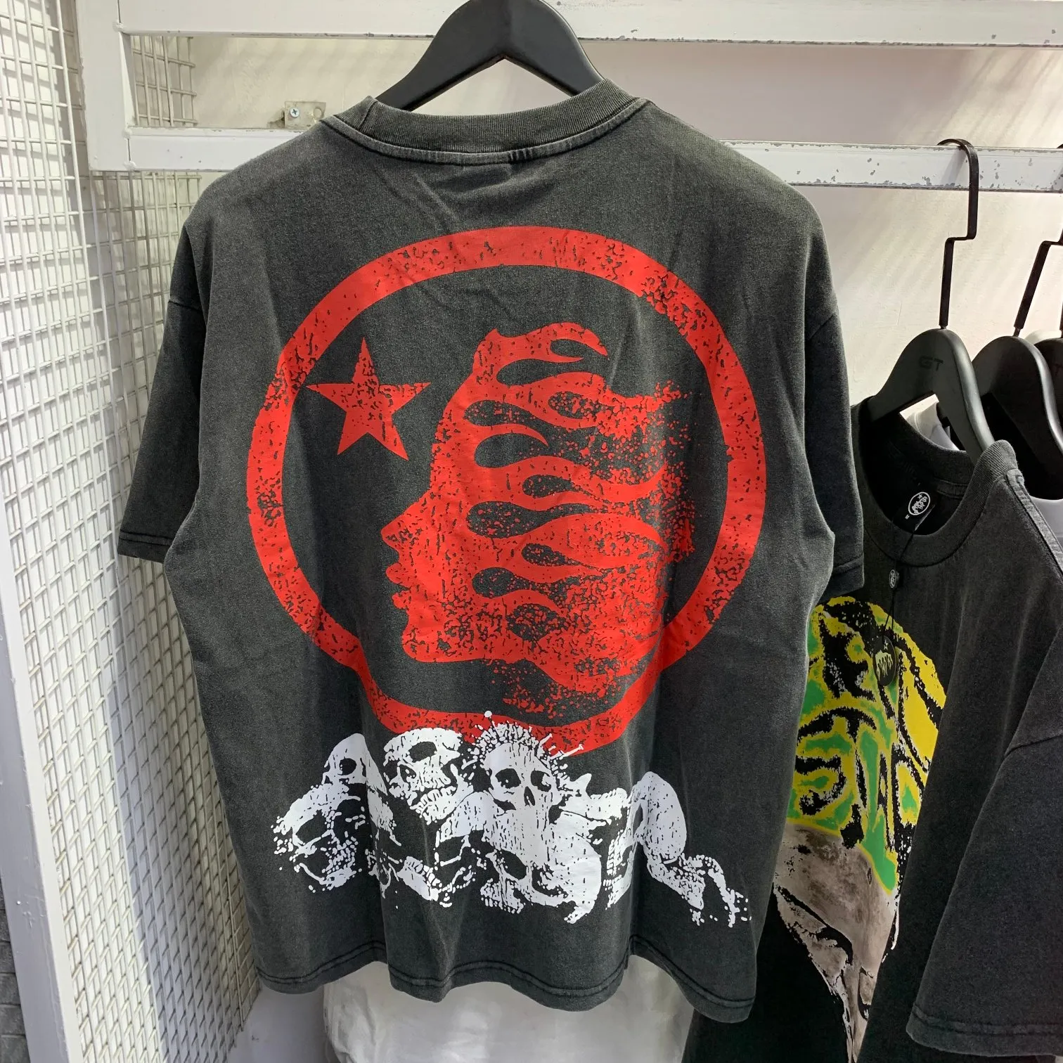 P134 Hellstar "Nailed Skull" Tee short-sleeved T-shirt The new hot beauty trend Hellstar! Standard beauty and trendy workmanship, original customization (fabric, pattern, printing, hang tag, main mark, etc.), exaggerated style, explosive style, dare to break through tradition, bring adventurous new fashion experience!   YoungBoy, the most popular rapper in the youth circle, has shot a lot of models for him, and celebrities such as Dababy and Swae Lee frequently get dressed!   color: Vintage Black (washed black) size: S, M, L, XL