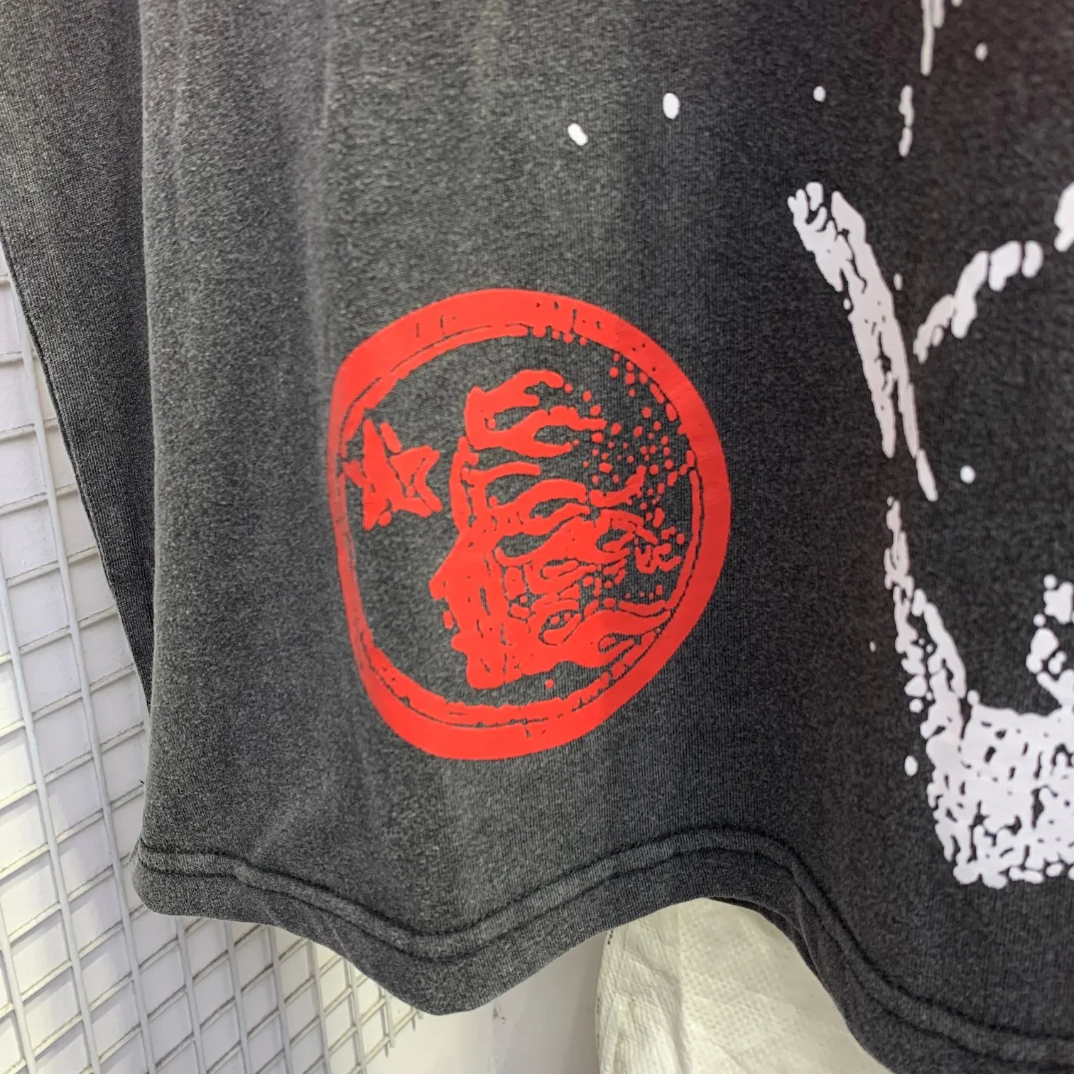 P134 Hellstar "Nailed Skull" Tee short-sleeved T-shirt The new hot beauty trend Hellstar! Standard beauty and trendy workmanship, original customization (fabric, pattern, printing, hang tag, main mark, etc.), exaggerated style, explosive style, dare to break through tradition, bring adventurous new fashion experience!   YoungBoy, the most popular rapper in the youth circle, has shot a lot of models for him, and celebrities such as Dababy and Swae Lee frequently get dressed!   color: Vintage Black (washed black) size: S, M, L, XL