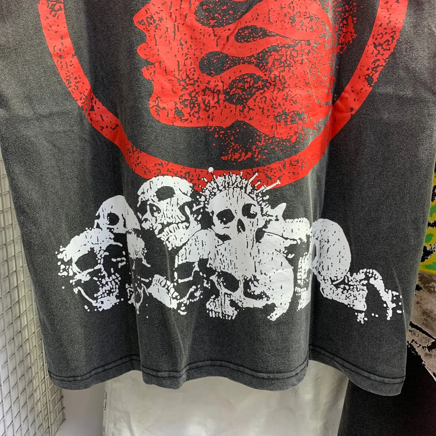 P134 Hellstar "Nailed Skull" Tee short-sleeved T-shirt The new hot beauty trend Hellstar! Standard beauty and trendy workmanship, original customization (fabric, pattern, printing, hang tag, main mark, etc.), exaggerated style, explosive style, dare to break through tradition, bring adventurous new fashion experience!   YoungBoy, the most popular rapper in the youth circle, has shot a lot of models for him, and celebrities such as Dababy and Swae Lee frequently get dressed!   color: Vintage Black (washed black) size: S, M, L, XL