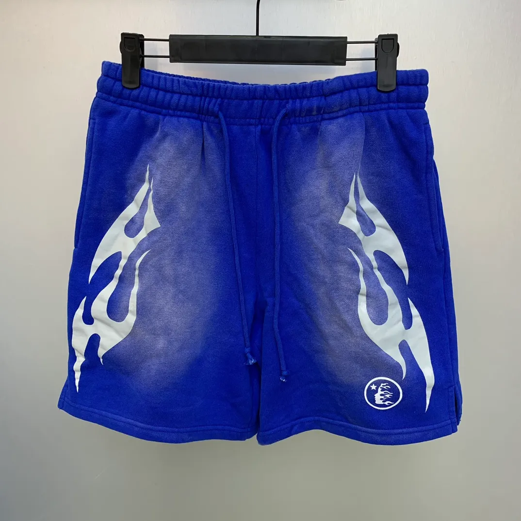P150 7-color FLAME SHORTS Hellstar high-quality spray-on shorts, the new hot beauty trend Hellstar!  Standard beauty and trendy workmanship, original customization (fabric, pattern, printing, hang tag, main mark, etc.), exaggerated style, explosive style, dare to break through tradition, bring adventurous new fashion experience! YoungBoy, the most popular rapper in the youth circle, has shot a lot of models for him, and celebrities such as Dababy and Swae Lee frequently get dressed!  Color: WHITE, Black red, Black green, Purple, Blue, Gray, Yellow Size: S, M, L, XL