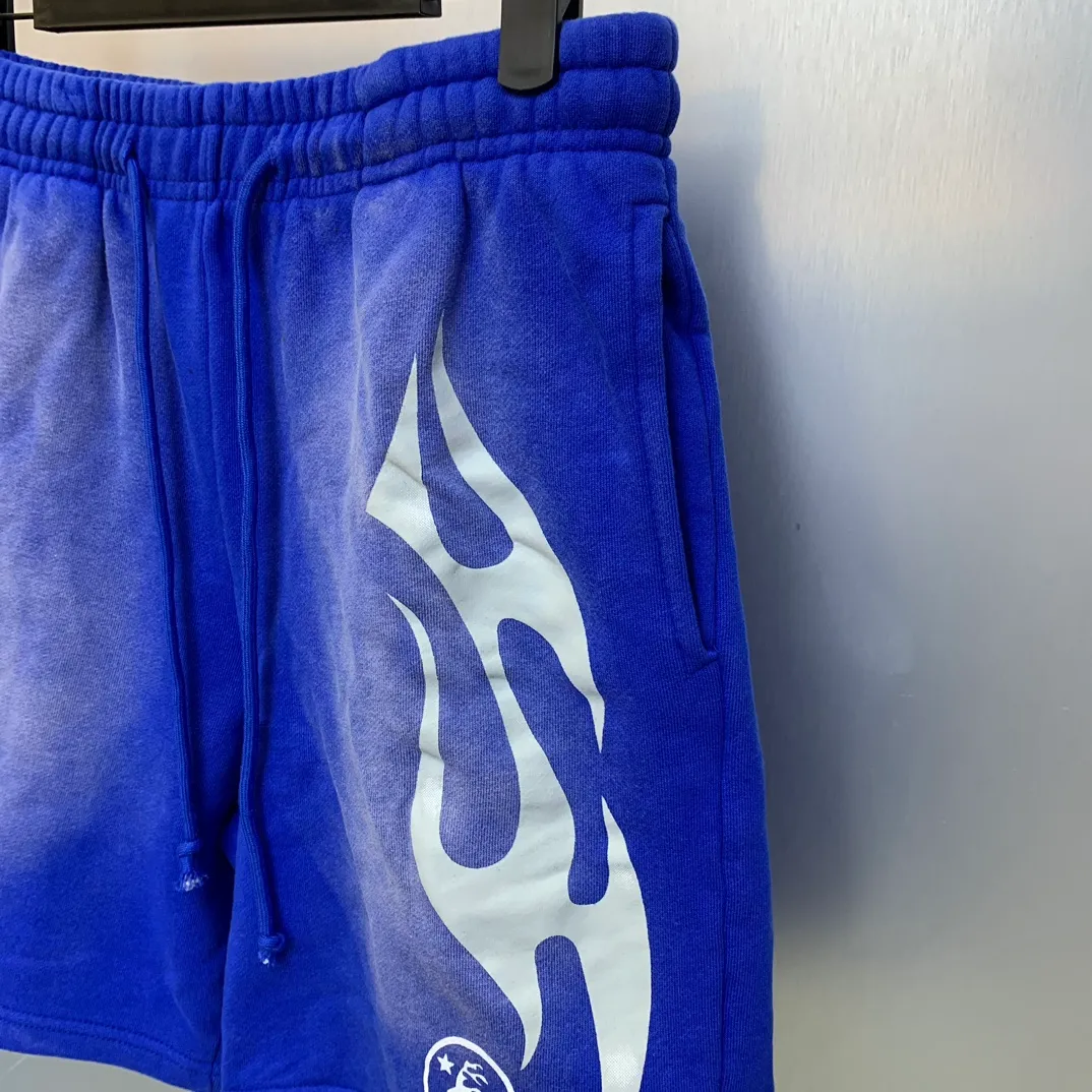 P150 7-color FLAME SHORTS Hellstar high-quality spray-on shorts, the new hot beauty trend Hellstar!  Standard beauty and trendy workmanship, original customization (fabric, pattern, printing, hang tag, main mark, etc.), exaggerated style, explosive style, dare to break through tradition, bring adventurous new fashion experience! YoungBoy, the most popular rapper in the youth circle, has shot a lot of models for him, and celebrities such as Dababy and Swae Lee frequently get dressed!  Color: WHITE, Black red, Black green, Purple, Blue, Gray, Yellow Size: S, M, L, XL