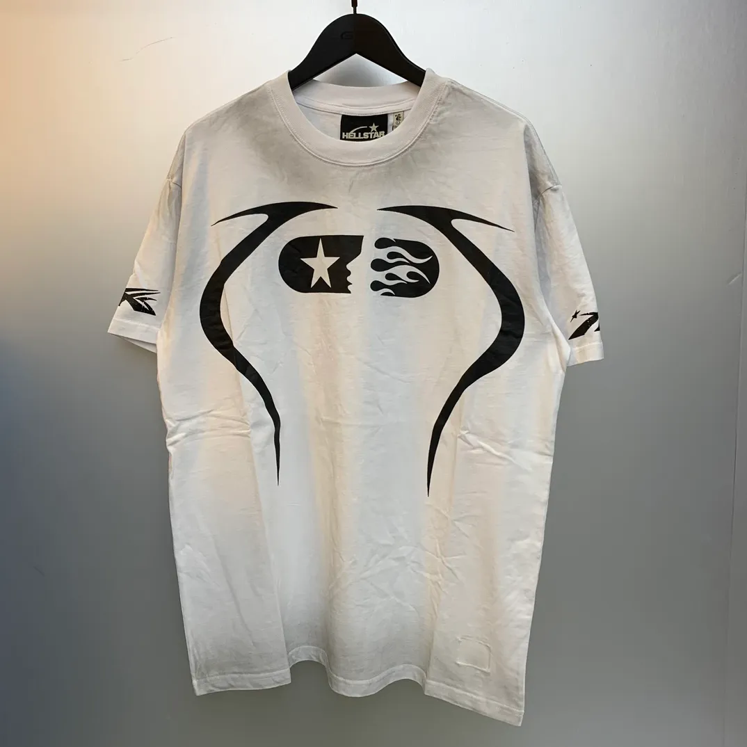P126 Hellstar WARM UP T-SHIRT High-quality sprayed horse short-sleeved T-shirt The new hot beauty trend Hellstar!  Standard beauty and trendy workmanship, original customization (fabric, pattern, printing, hang tag, main mark, etc.), exaggerated style, explosive style, dare to break through tradition, bring adventurous new fashion experience!   YoungBoy, the most popular rapper in the youth circle, has shot a lot of models for him, and celebrities such as Dababy and Swae Lee frequently get dressed!   color: WHITE, RED, GREEN, Darkest Navy, BLACK size: S, M, L, XL