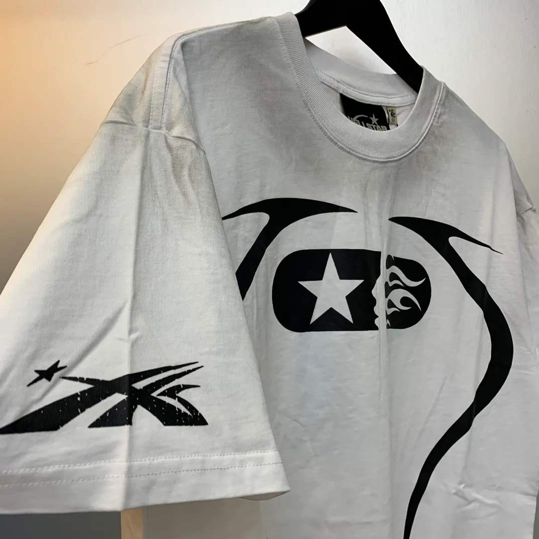 P126 Hellstar WARM UP T-SHIRT High-quality sprayed horse short-sleeved T-shirt The new hot beauty trend Hellstar!  Standard beauty and trendy workmanship, original customization (fabric, pattern, printing, hang tag, main mark, etc.), exaggerated style, explosive style, dare to break through tradition, bring adventurous new fashion experience!   YoungBoy, the most popular rapper in the youth circle, has shot a lot of models for him, and celebrities such as Dababy and Swae Lee frequently get dressed!   color: WHITE, RED, GREEN, Darkest Navy, BLACK size: S, M, L, XL