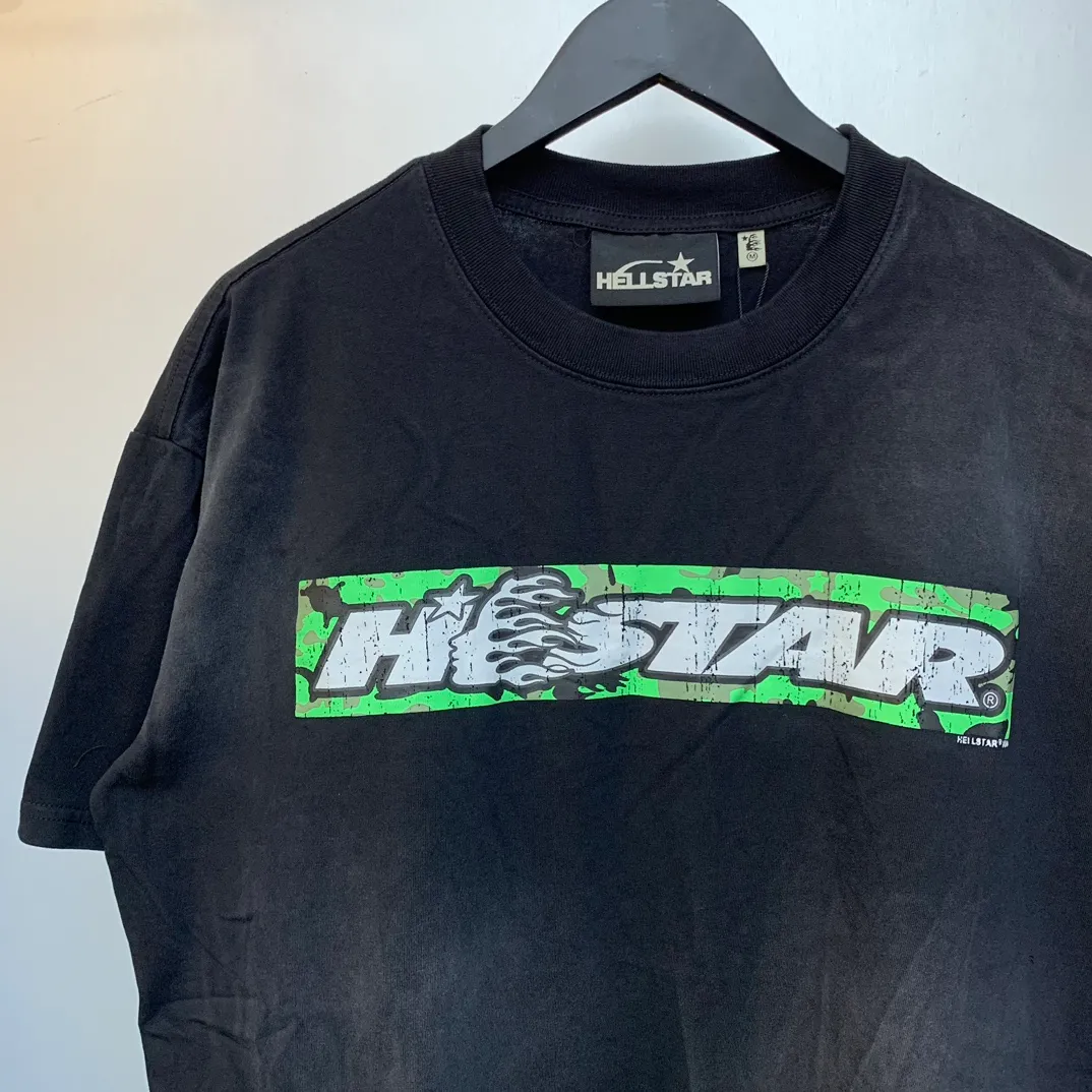 P126 HELLSTAR BOX LOGO T-SHIRT Spray Horse T-shirt Short Sleeves The new hot beauty trend Hellstar!  Standard beauty and trendy workmanship, original customization (fabric, pattern, printing, hang tag, main mark, etc.), exaggerated style, explosive style, dare to break through tradition, bring adventurous new fashion experience!   YoungBoy, the most popular rapper in the youth circle, has shot a lot of models for him, and celebrities such as Dababy and Swae Lee frequently get dressed!  color: black Size: S, M, L, XL